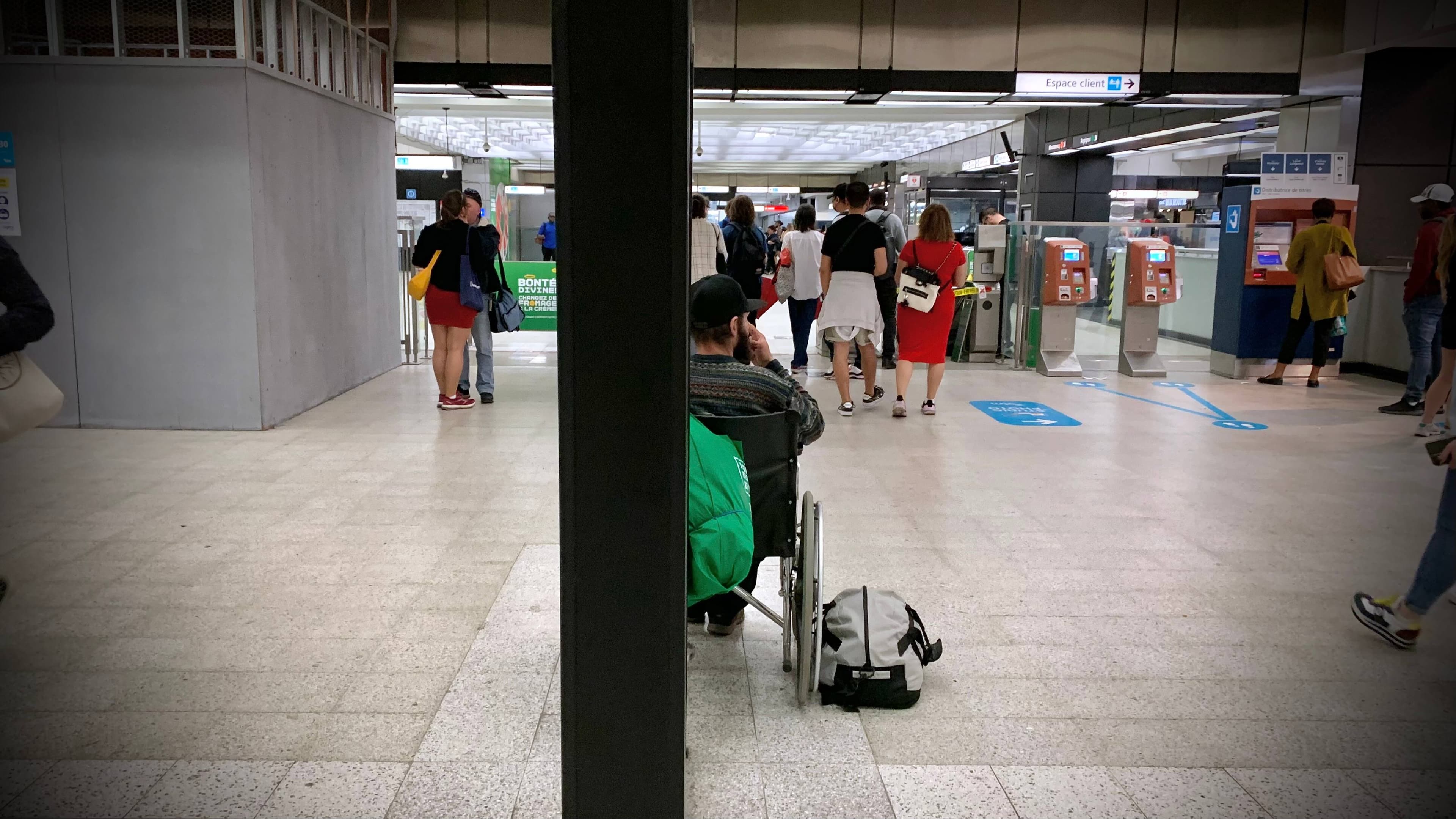 La seule personne en situation d'itinérance croisée à la station Berri-UQAM, lors de notre passage.