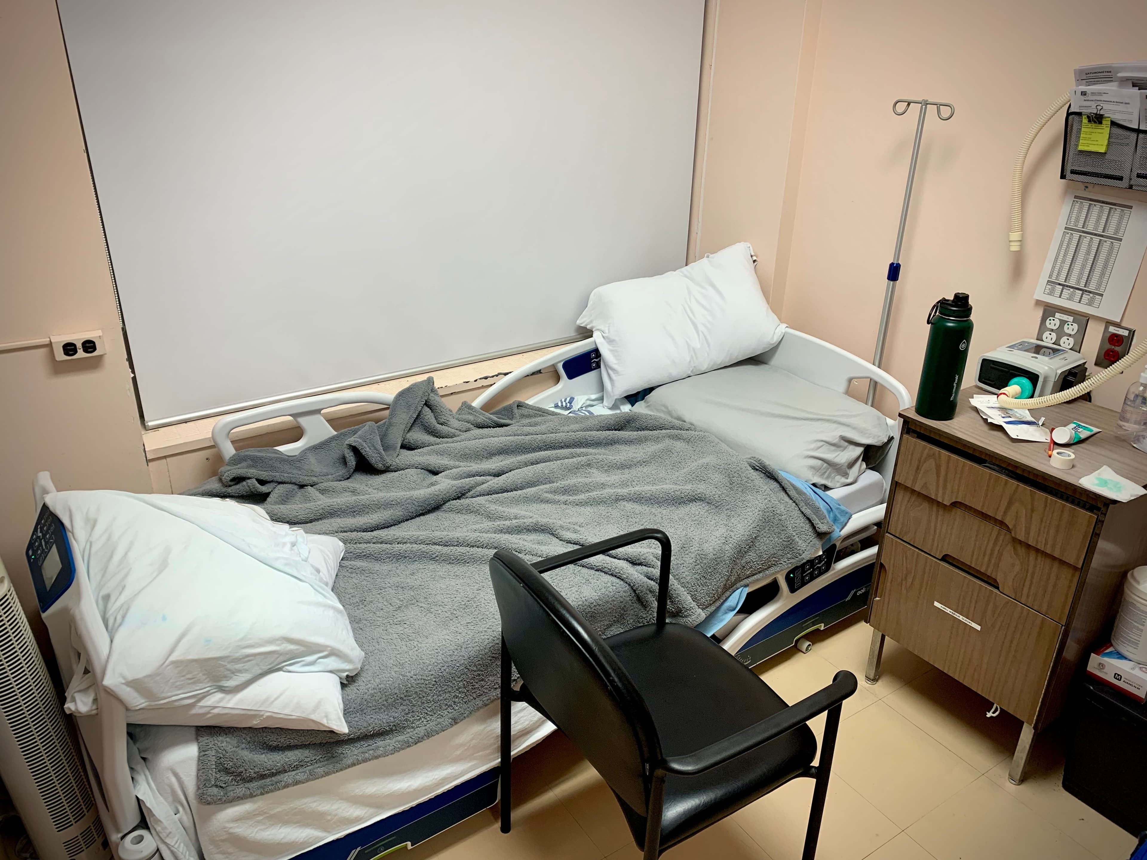 Ma chambre, le temps d'une nuitée à l'hôpital pour passer une polysomnographie.