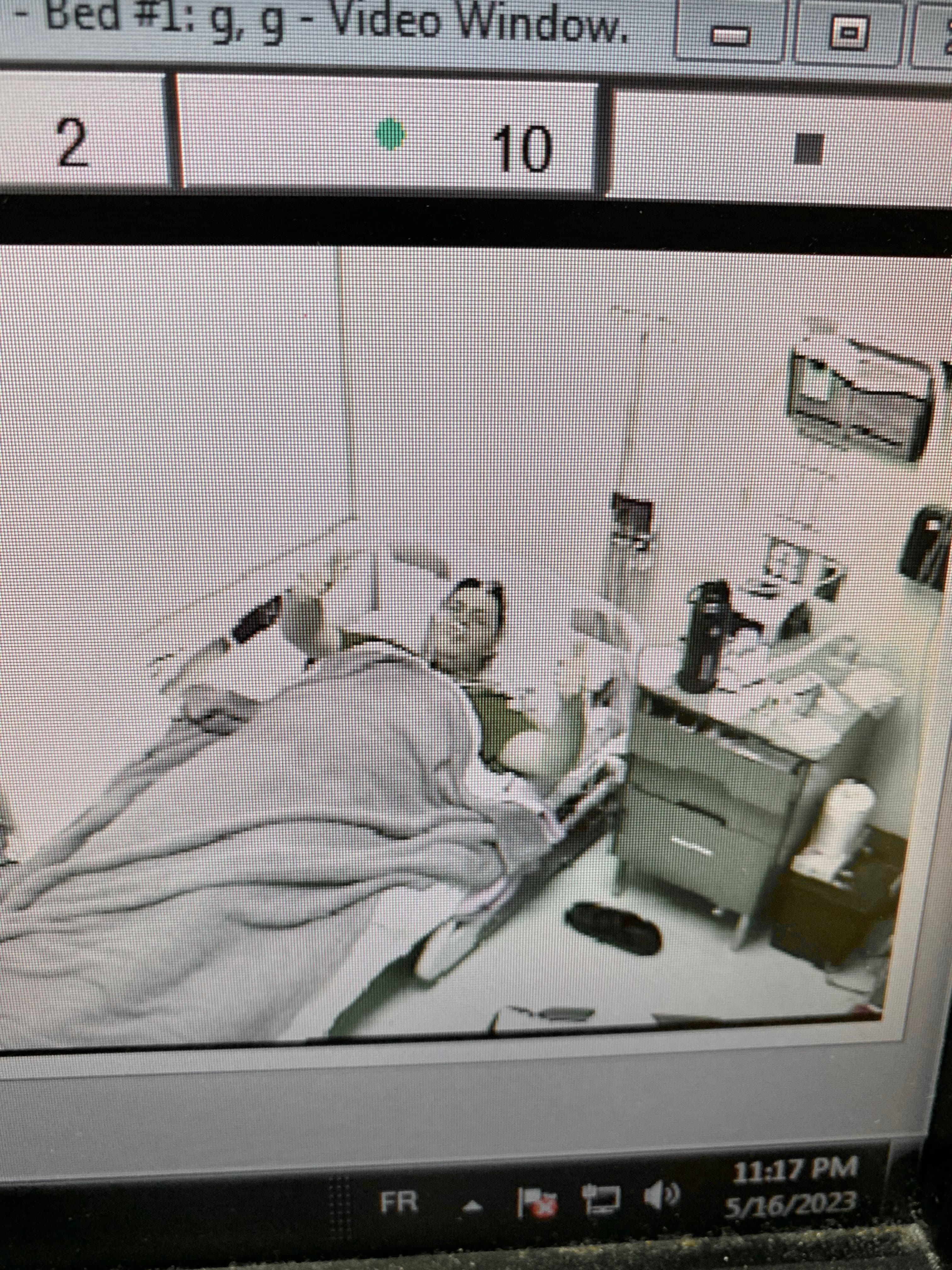 Magalie, l'inhalothérapeute en fonction, s'est portée volontaire pour me photographier à travers la lentille de la caméra de ma chambre qui m'observera durant la nuit.