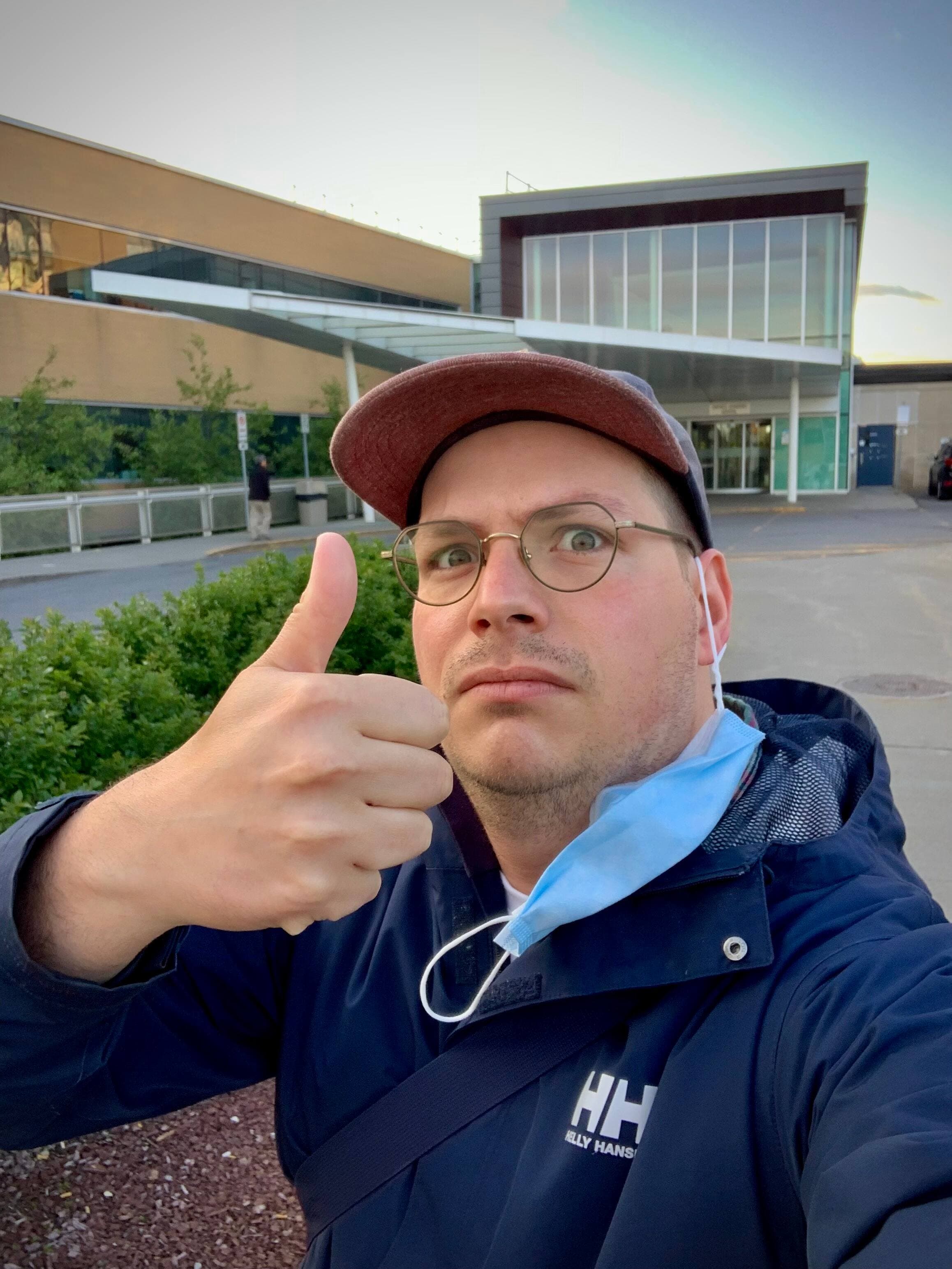 Moi et ma face de «je viens de vivre quelque chose d'unique en son genre», en sortant de l'Hôpital Charles-Lemoyne à Longueuil.