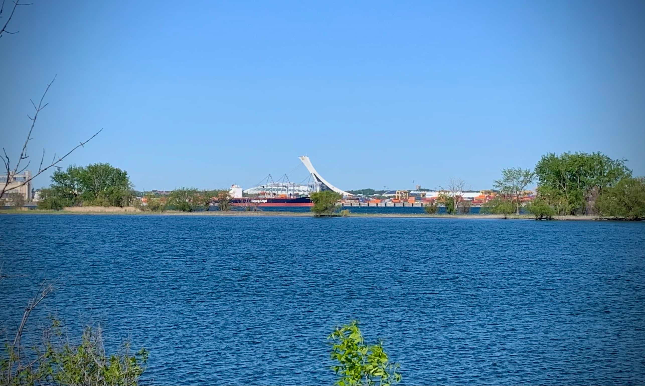 Le Stade olympique vu de la piste cyclable empruntée, sur le bord du fleuve Saint-Laurent.