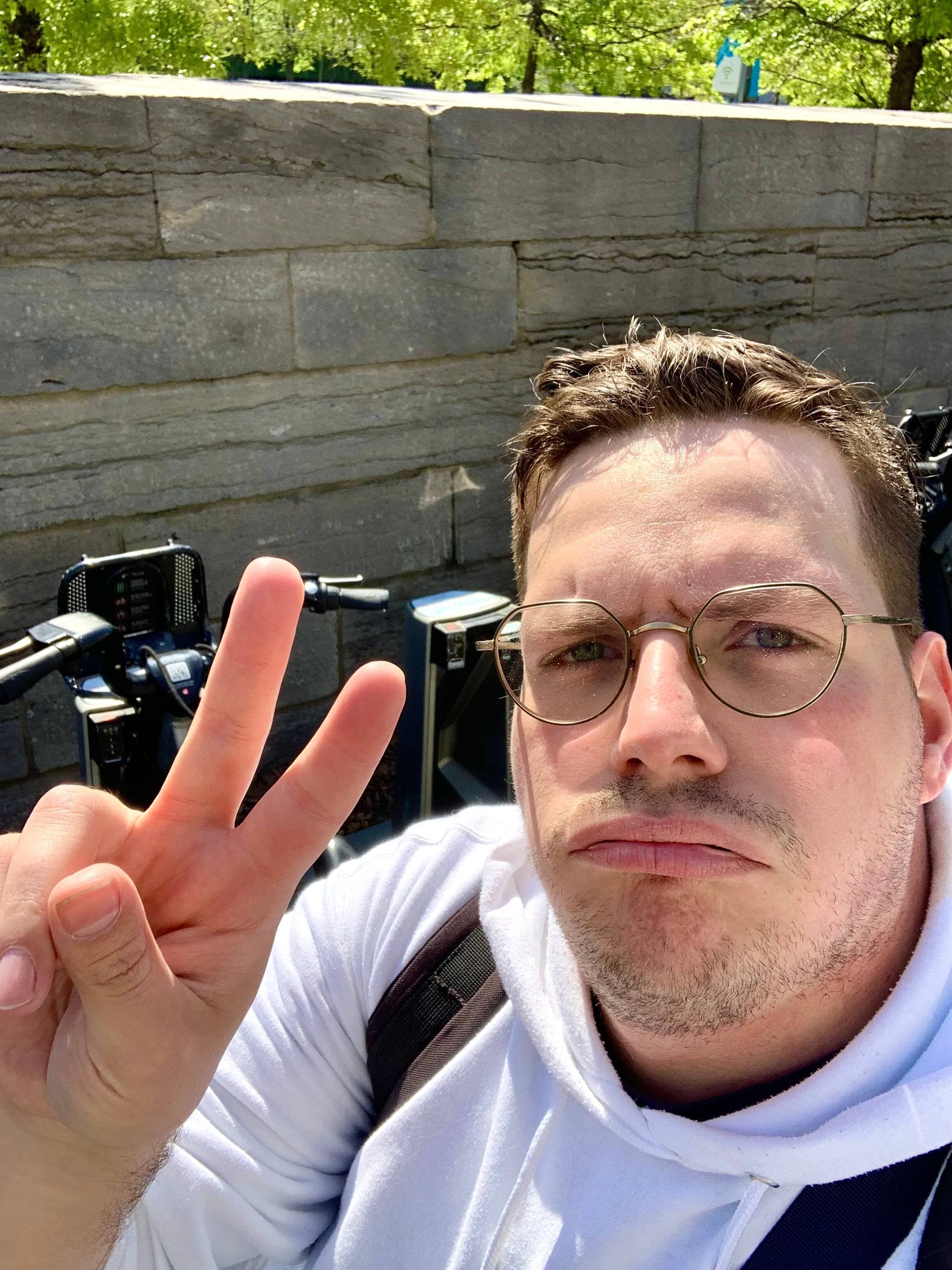 Ma face qui a chaud après une aventure de près de deux heures à BIXI, enfin arrivé dans le Vieux-Montréal.