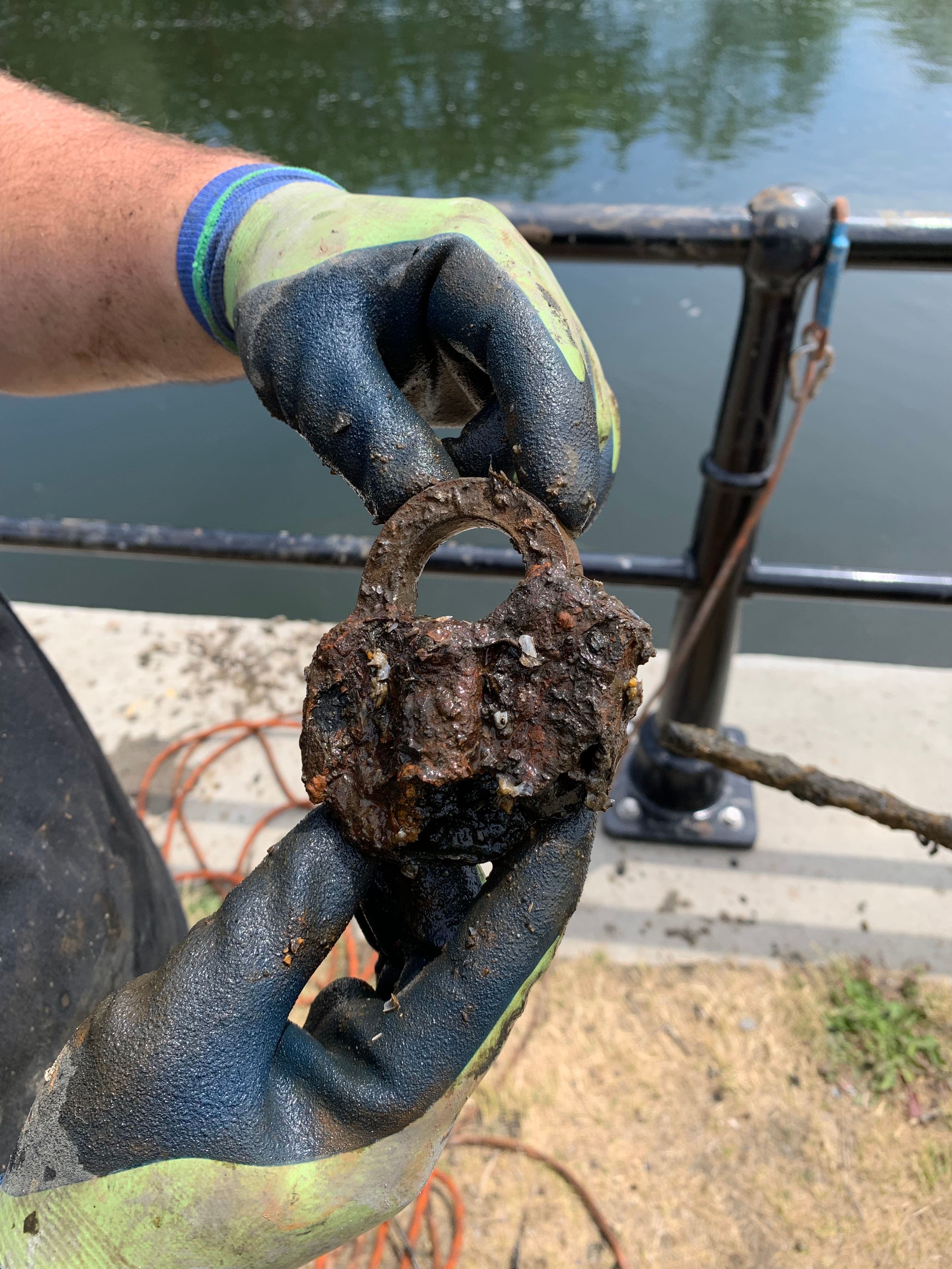 Frederick était bien fier d'avoir mis la main sur son premier cadenas de chemin de fer. Il en trouvera un second - en meilleur état - après mon départ.