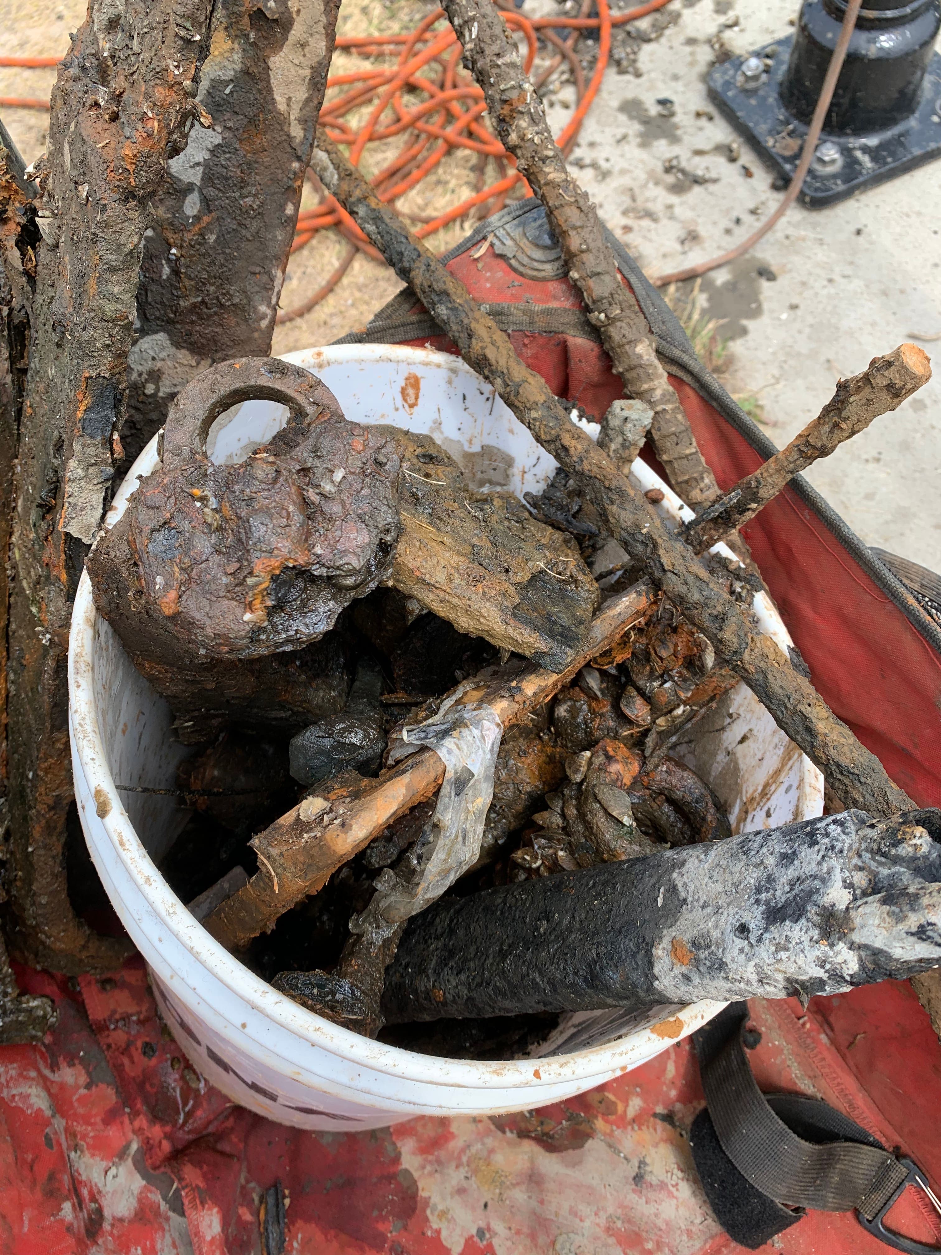 Après une heure de pêche seulement, le chariot de Frederick était plein à craquer de ferraille.