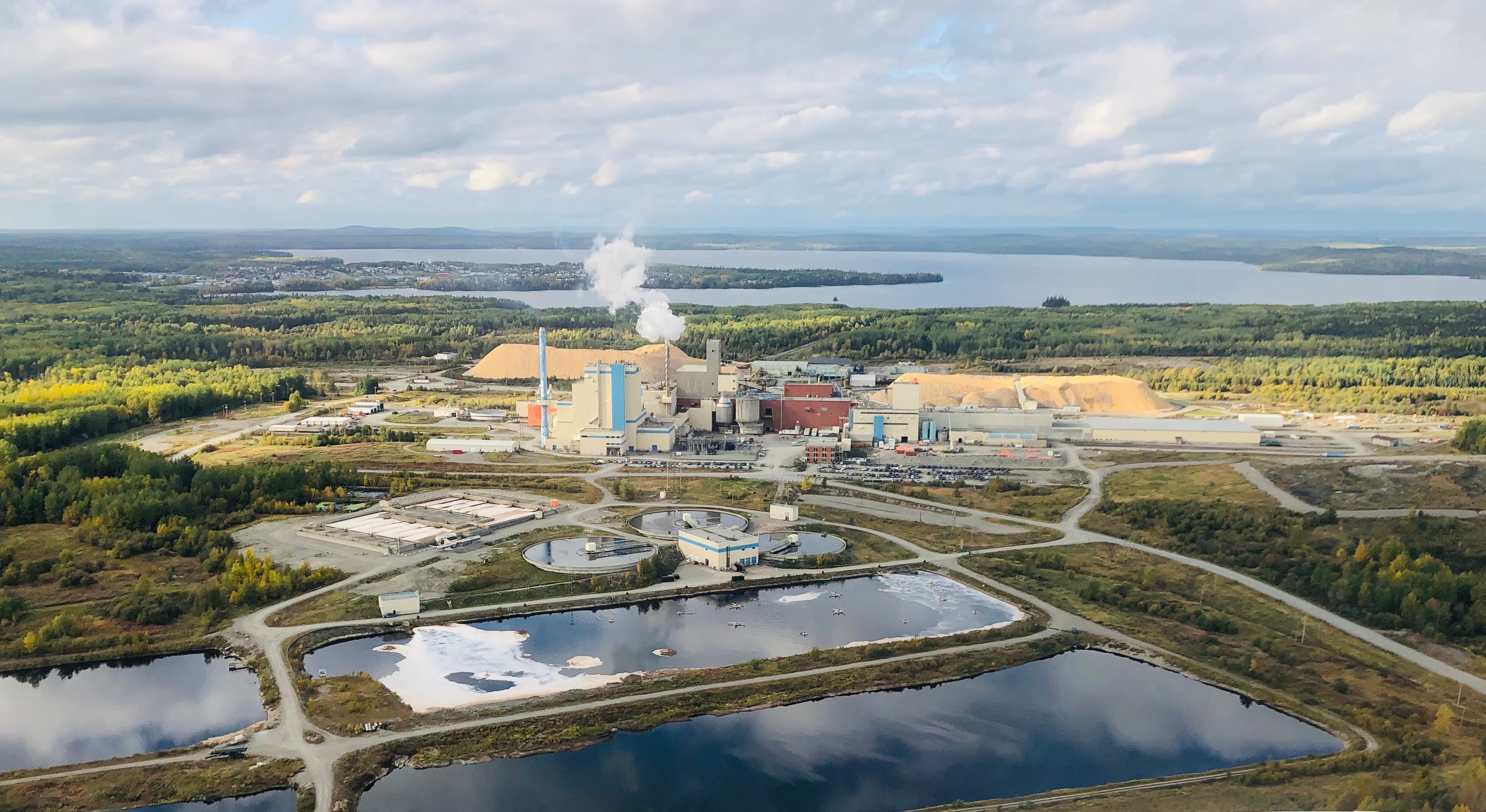 Chaque année, l'usine qui fabrique les composantes nécessaires à la création de papier de toilette répond aux besoins essentiels de plus de 10 millions de personnes.
