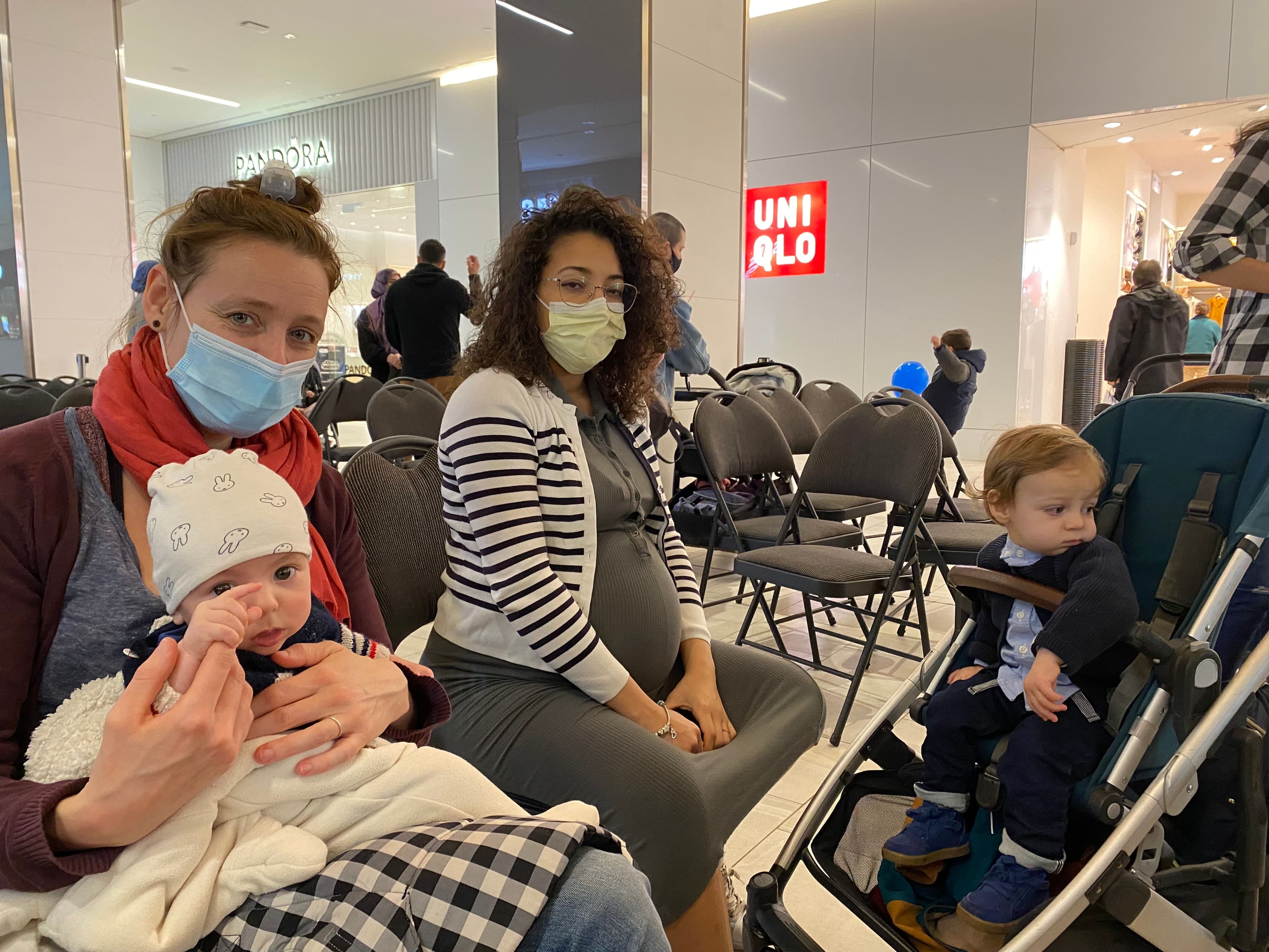 Aurélie, Alia et leurs enfants au Centre Eaton