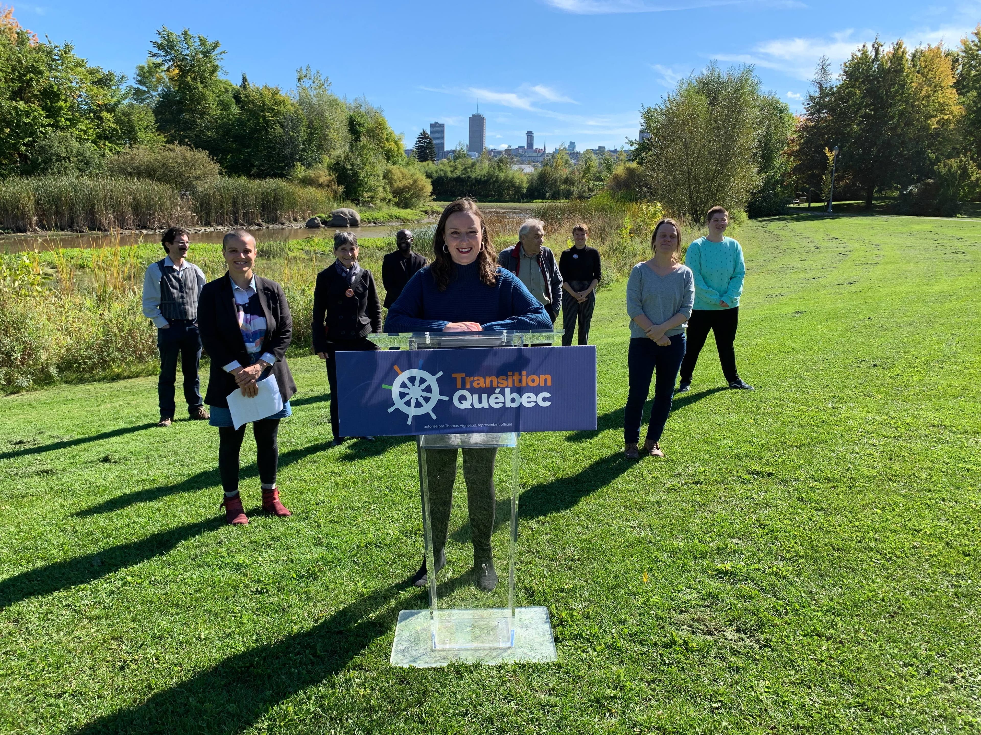 Jackie Smith et son équipe de Transition Québec ont présenté lundi leur plate-forme électorale au parc Cartier-Brébeuf.