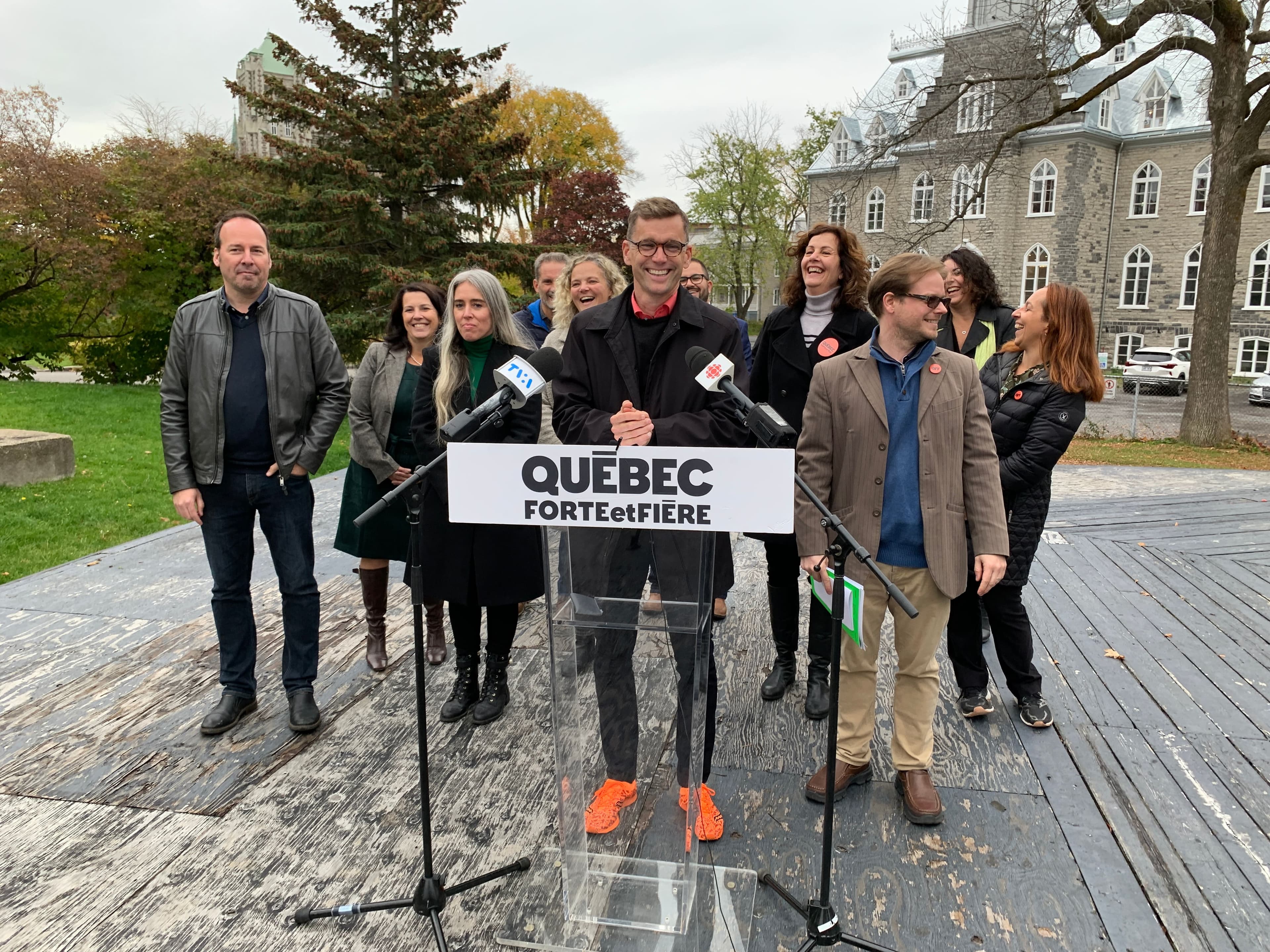 Bruno Marchand a pris des engagements sur le patrimoine au parc Girardin de Beauport, jeudi.
