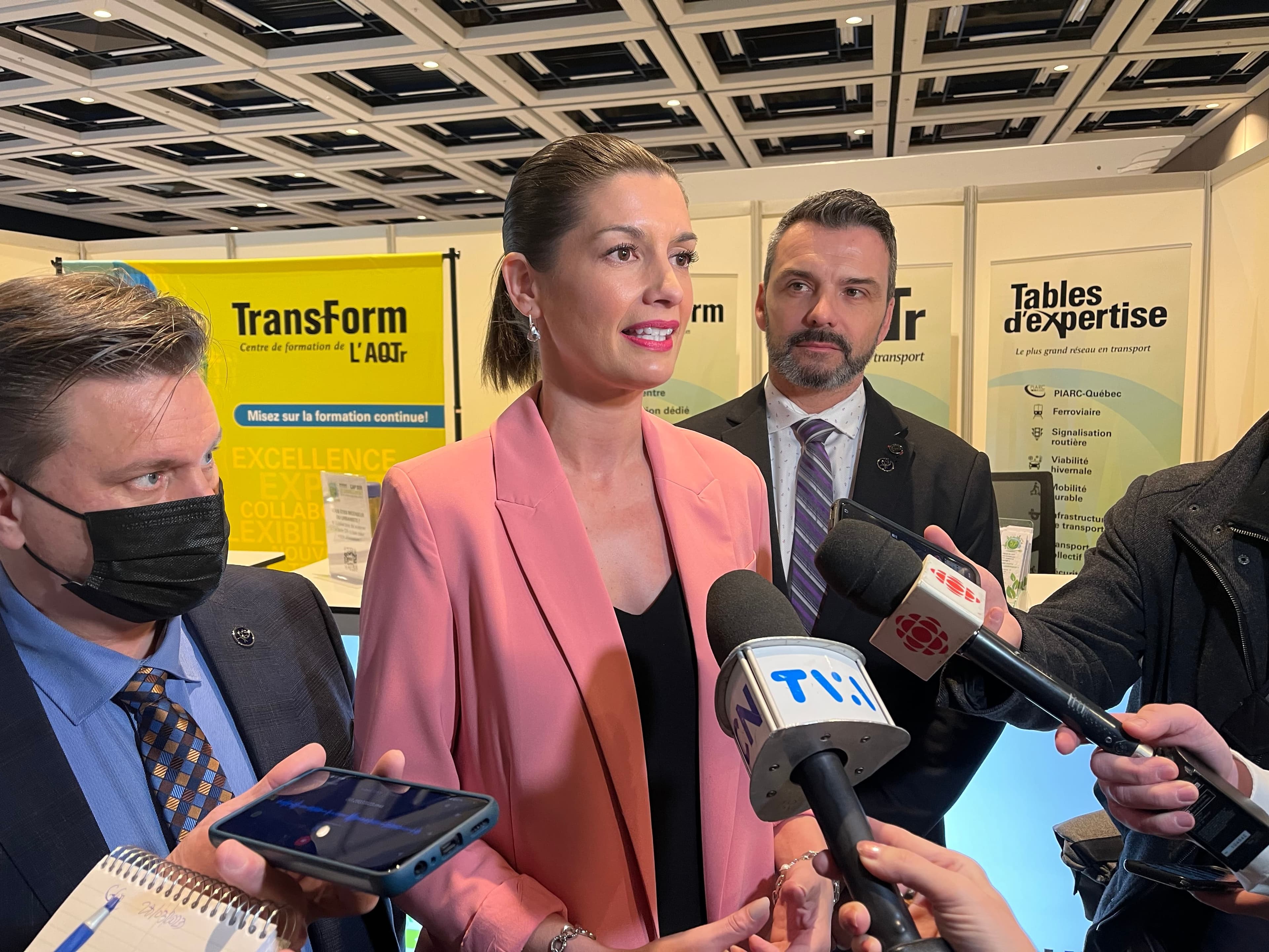 La vice-première ministre Geneviève Guilbault a répondu brièvement aux questions des journalistes, en marge du congrès de l’Association québécoise des transports (AQTr).
