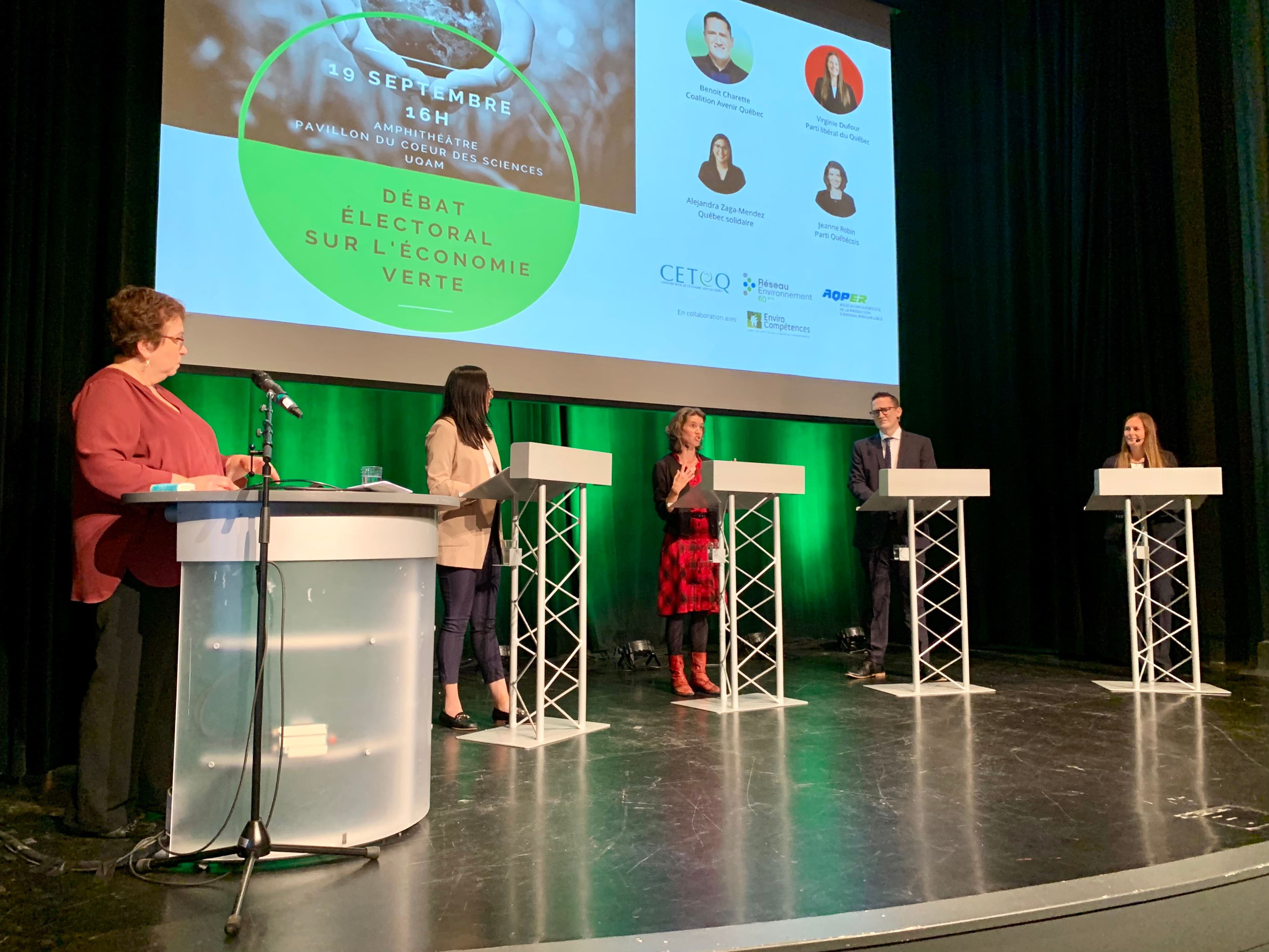 De gauche à droite: Josée Boileau, animatrice du débat, Alejandra Zaga-Mendez (QS), Jeanne Robin (PQ), Benoit Charette (CAQ) et Virginie Dufour (PLQ)