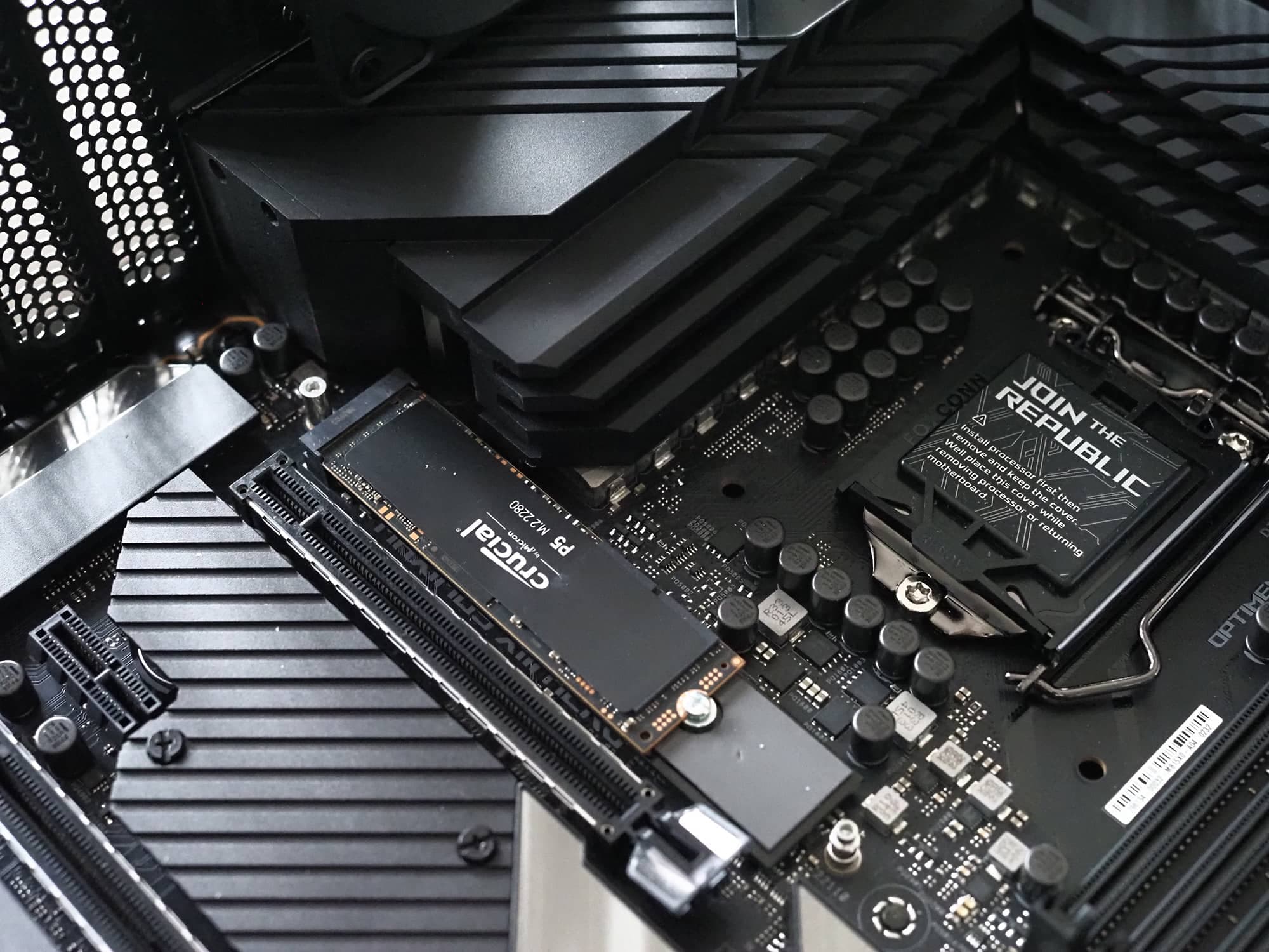 Le stockage NVMe s’installe directement dans une fente M2 de votre carte-mère, sans être relié à votre boitier d’alimentation.