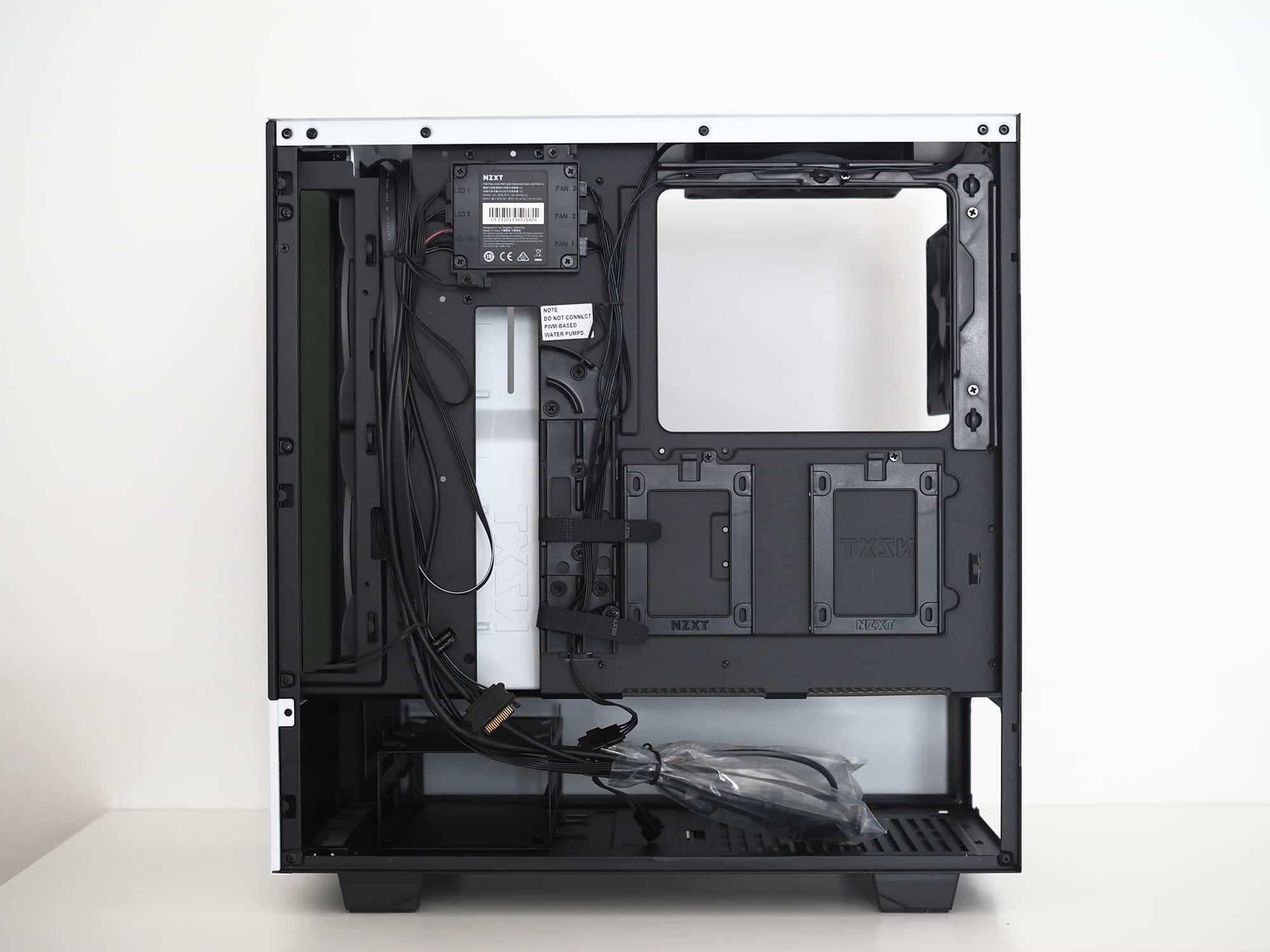 À l’instar du H510 Elite, la plupart des boitiers modernes permettent d’accéder à l’espace sous la carte-mère, afin d’y faire passer des câbles et d’installer des disques SSD.