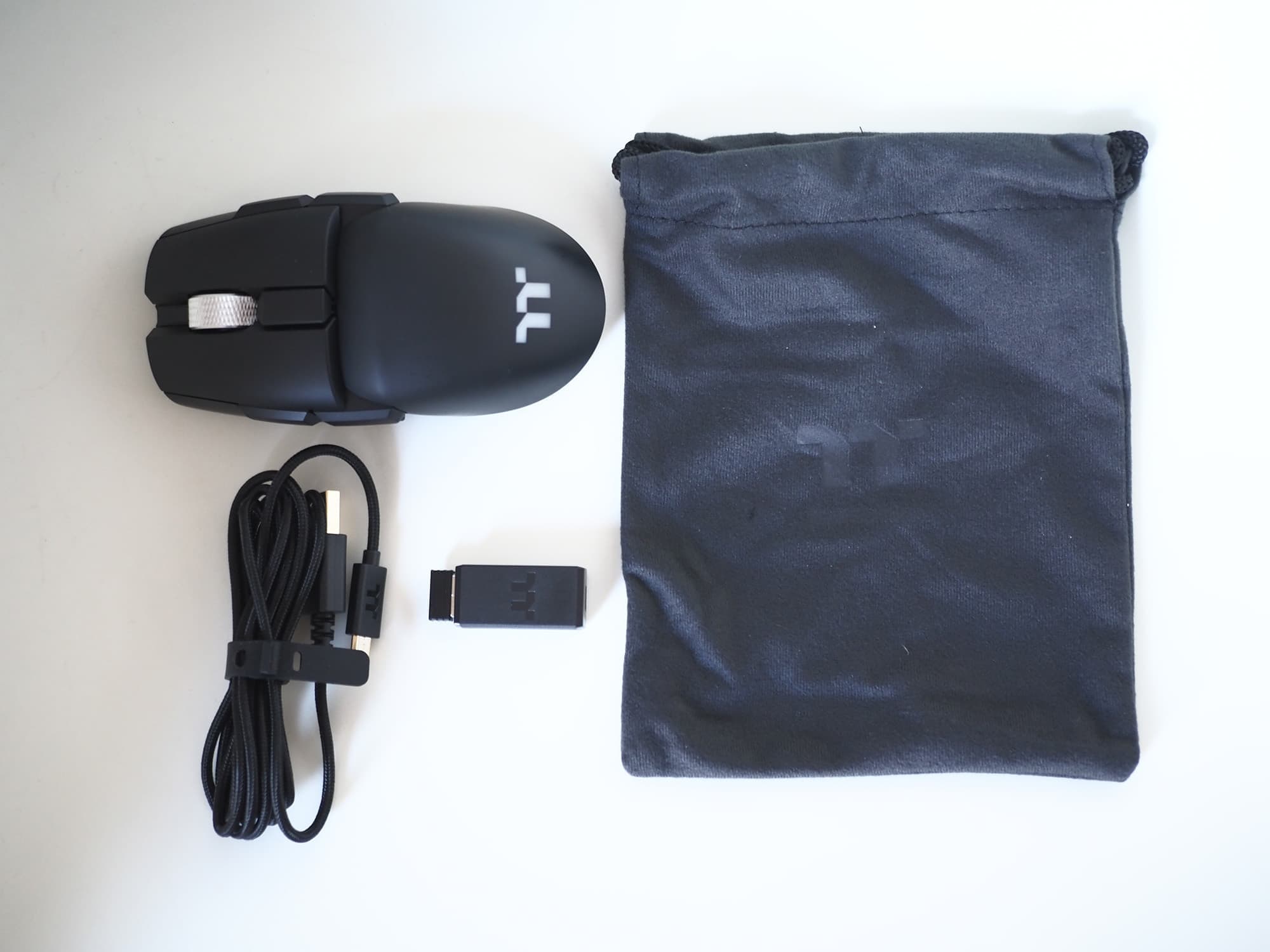 La souris Argent M5 Wireless vient avec un étui de transport, un câble amovible et un adaptateur 2,4 GHz.