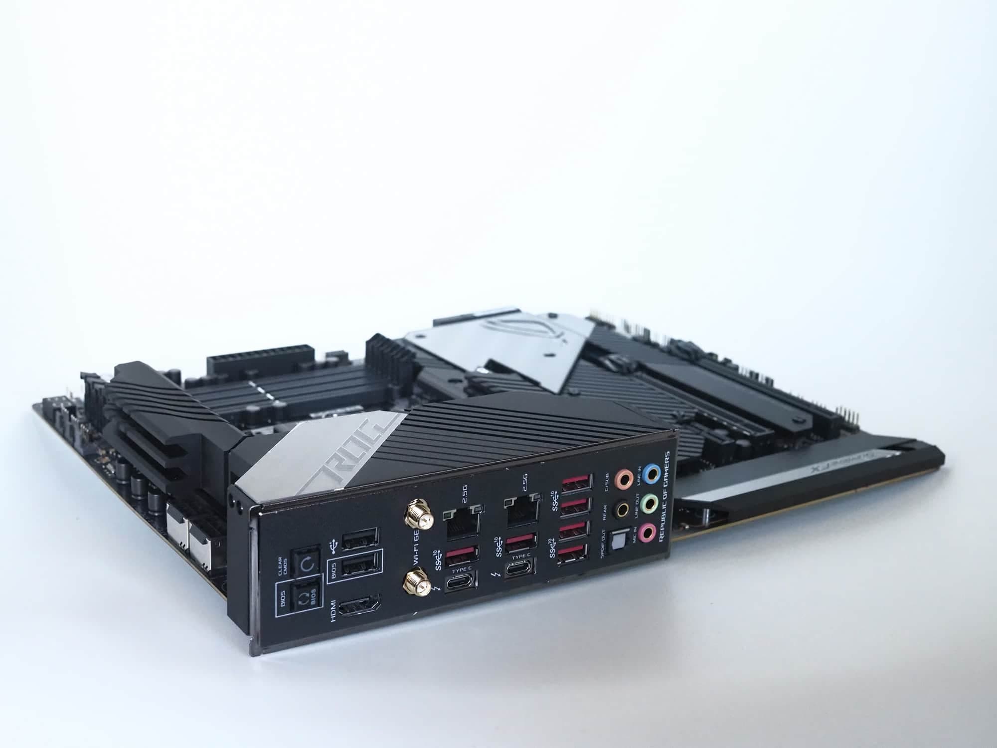 La ASUS ROG Maximus XIII offre tous les ports et toutes les technologies modernes que l’on peut espérer trouver sur une carte-mère haut de gamme.