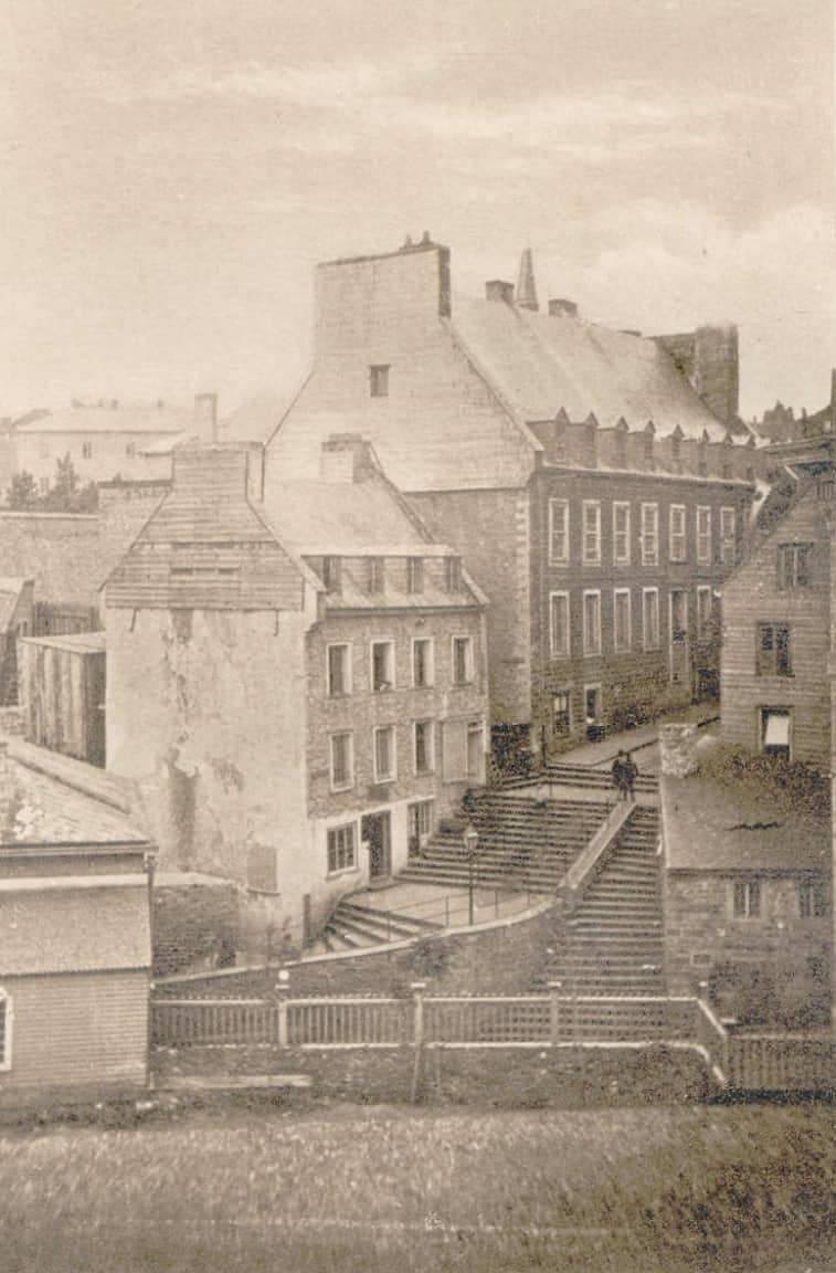L'Auberge du Chien d'Or, vers 1872, au sommet de l'escalier Charles-Baillairgé, tenu par John Franks au tournant des années 1790.