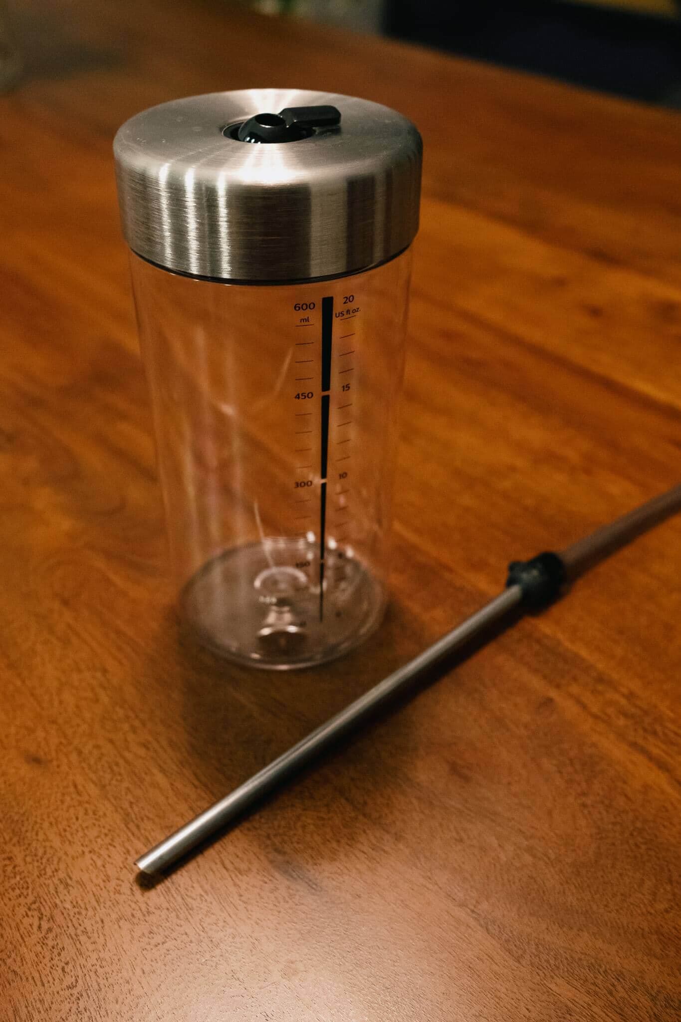 Le réservoir et le tube en question.