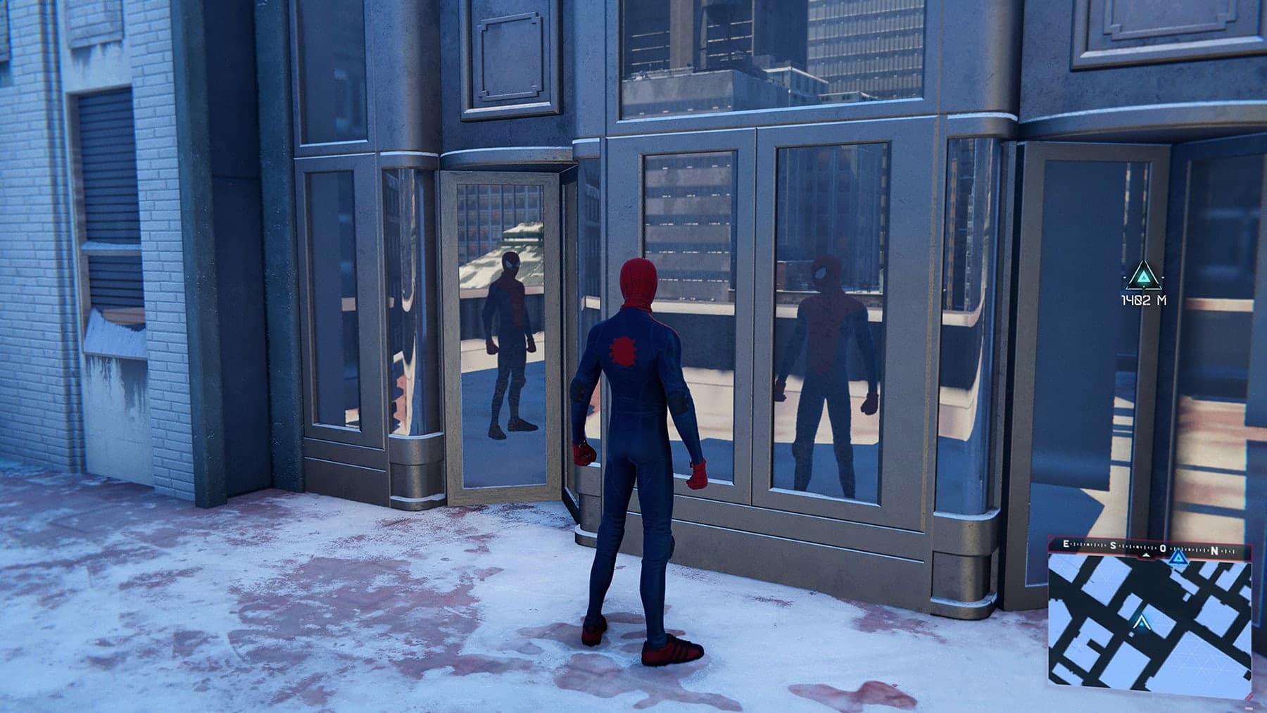 Le lancer des rayons (ray tracing) sur la PS5 permet notamment de voir Spider-Man et la ville dans les reflets sur les gratte-ciels.
