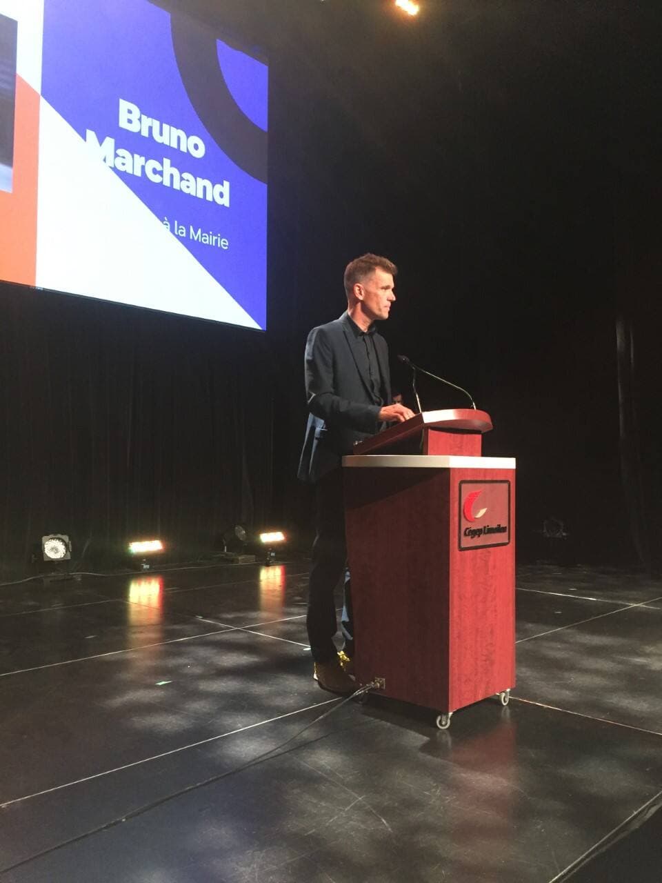 Bruno Marchand a prononcé un discours, à Charlesbourg, devant 250 militants et Québec forte et fière (QFF).
