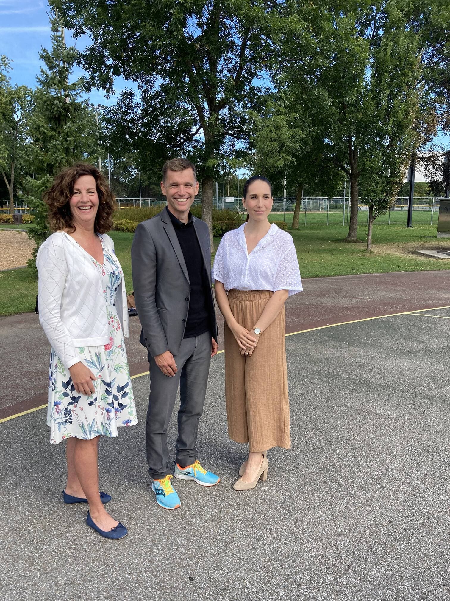 Bruno Marchand, chef de Québec forte et fière (QFF) a présenté jeudi trois nouvelles candidates. Marie France Trudel est à gauche et Charlotte Vachon à droite. Sophia Laababsi était absente lors de l’annonce à cause d’un récent décès dans sa famille.