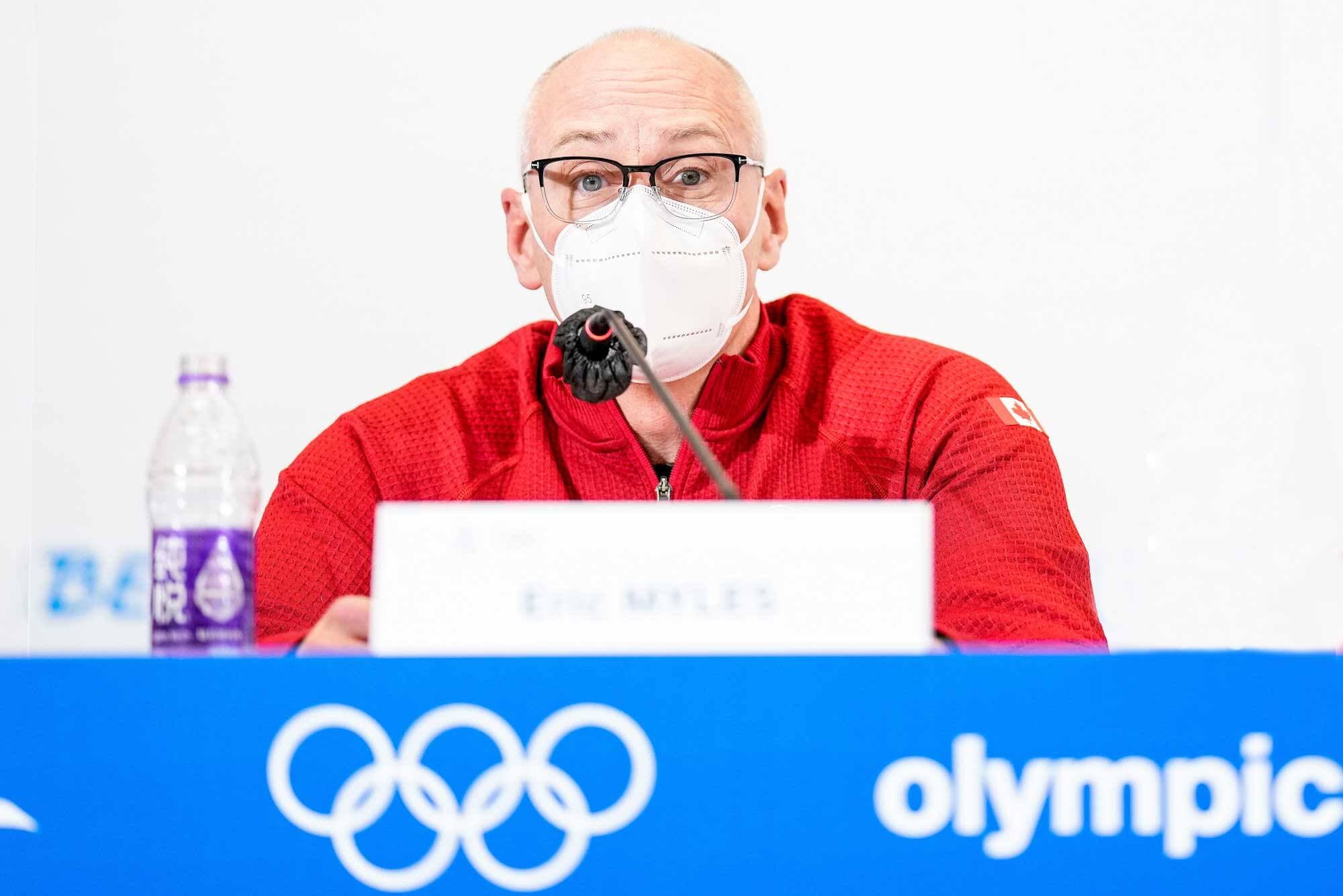 Le directeur exécutif des sports du Comité olympique canadien Éric Myles en point de presse mercredi.