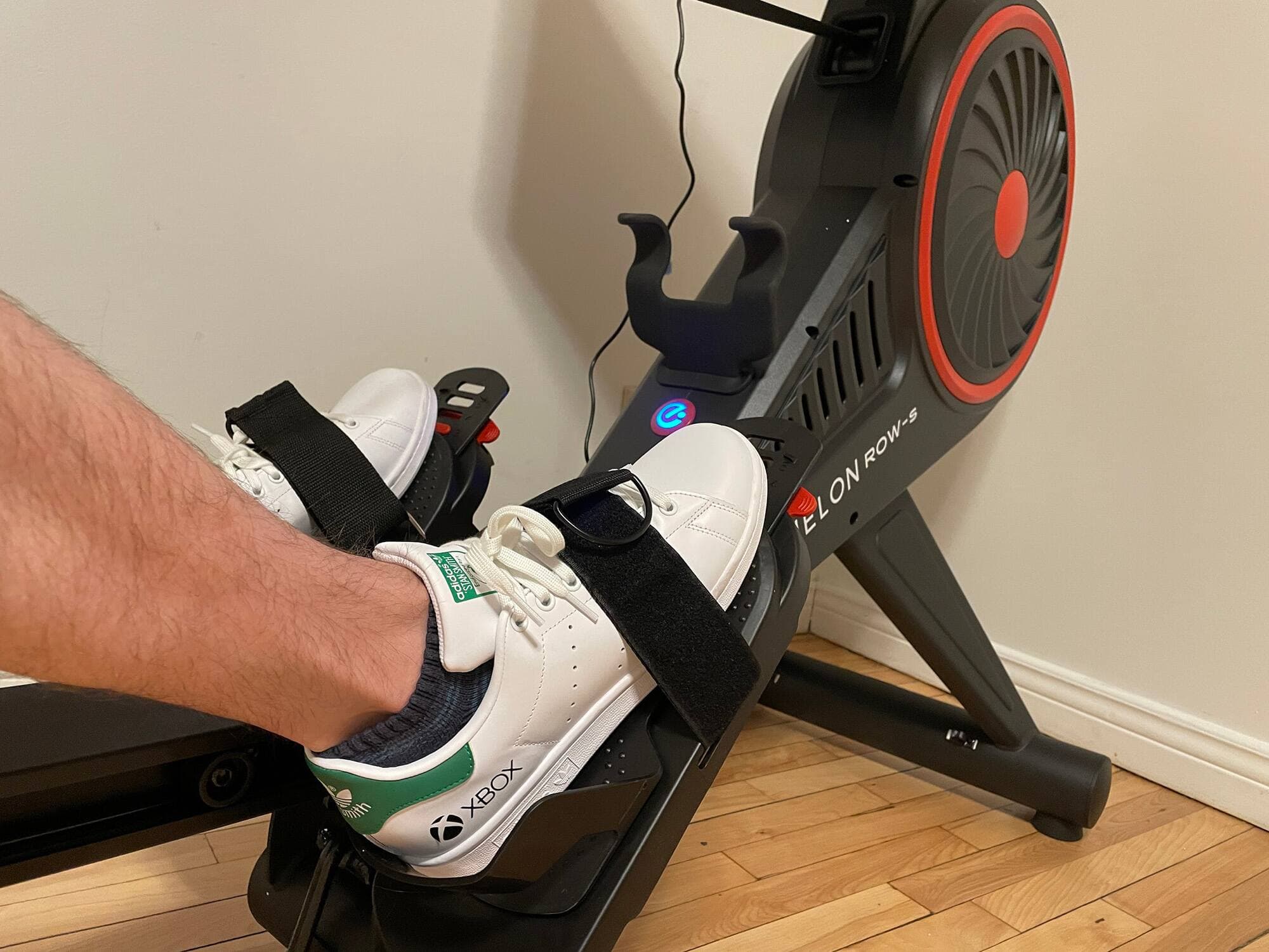 Le socle pour les pieds offre cinq niveaux d’ajustement (souliers Xbox non inclus).