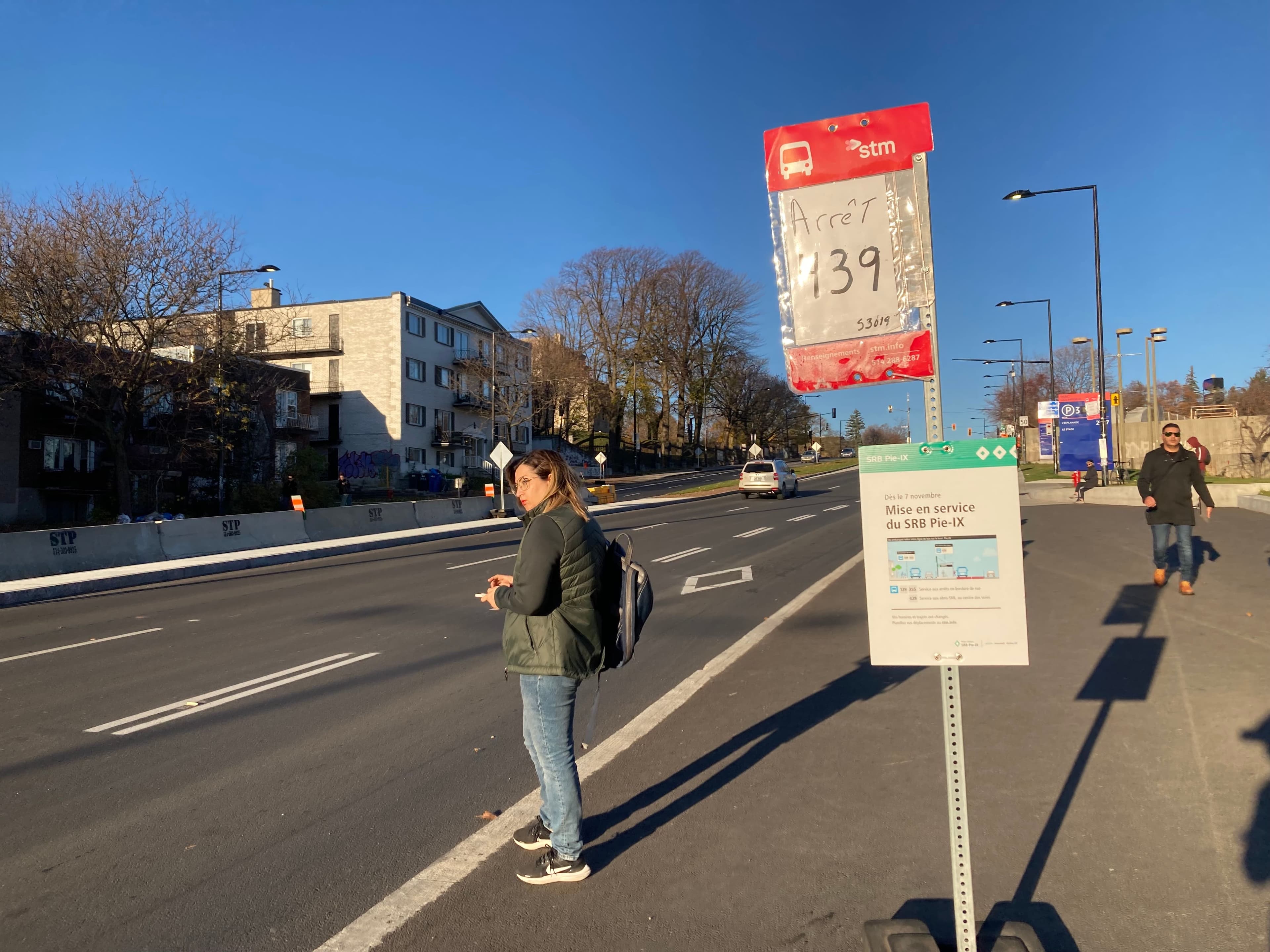 Aussi, même si le bus du SRB poursuit son chemin jusqu'à la station Pie-IX, il n'y a pas encore d'édicules à la station, mais bien des arrêts temporaires.