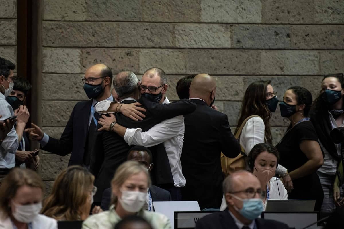 Des délégués se réjouissent après que les Nations unies ont accepté de commencer à négocier un traité mondial sur la pollution plastique.