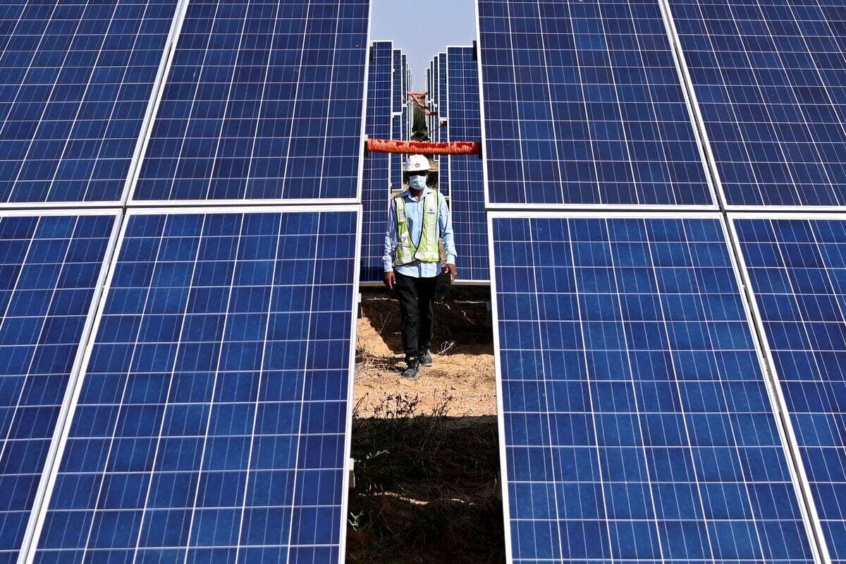 Un ingénieur marche à côté de panneaux solaires sur le site de la National Thermal Power Corporation (NTPC) au parc solaire de Bhadla, au nord de l'Inde, un des quatre pays où la hausse des capacités de production d’énergie renouvelable a été la plus importante cette année.