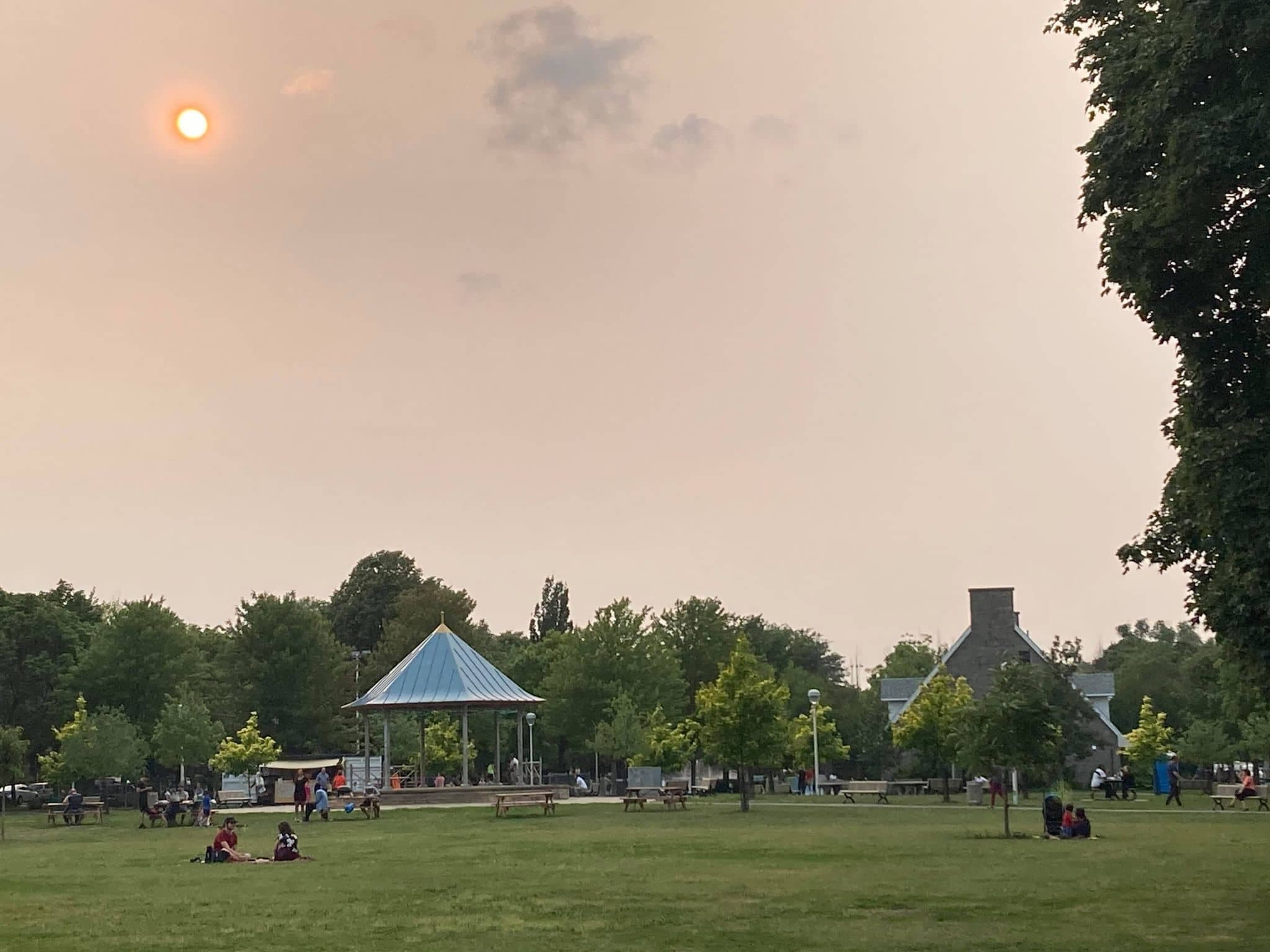 Dimanche, le soleil avait des couleurs plus orangées, une teinte directement reliée à la présence de la fumée dans l’atmosphère.