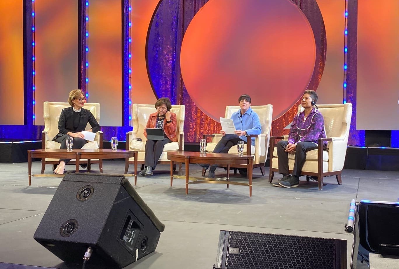 La vice-présidente du développement économique de la Corporation Makivik, Maggie Emudluk, et la grande cheffe du Conseil mohawk de Kahnawake, Kahsennenhawe Sky-Deer, entouraient Sophie Brochu lors de la présentation de la Déclaration d’engagement d’Hydro-Québec, ce matin à Montréal.