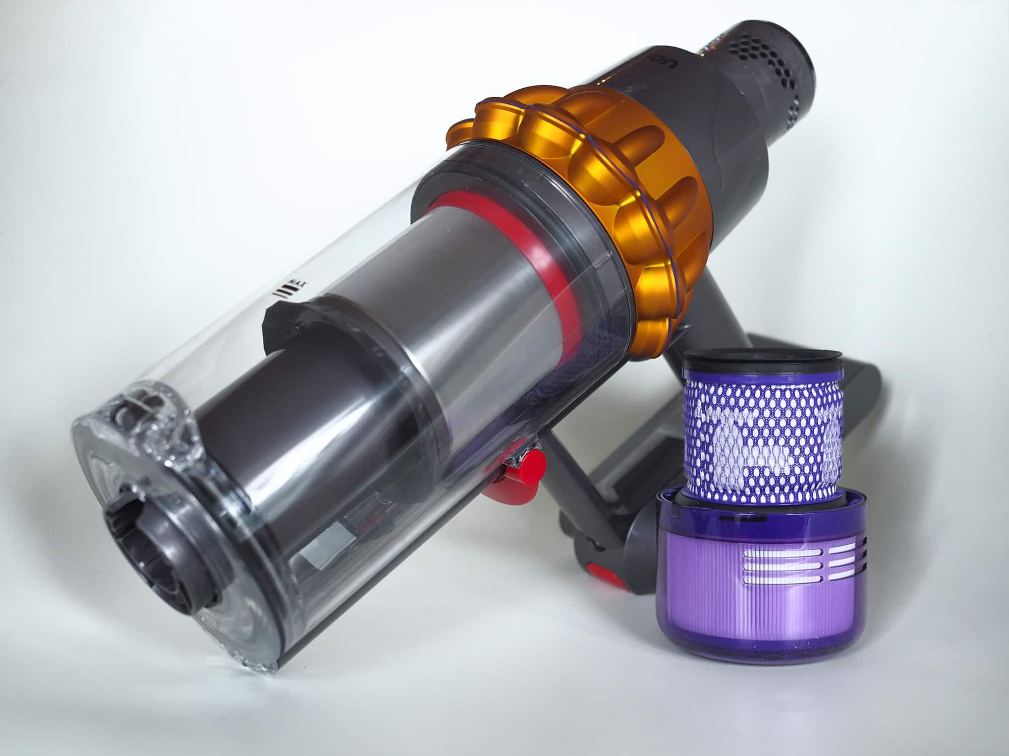 Le filtre de la balayeuse Dyson V15 Detect peut facilement être retiré et lavé à la main.