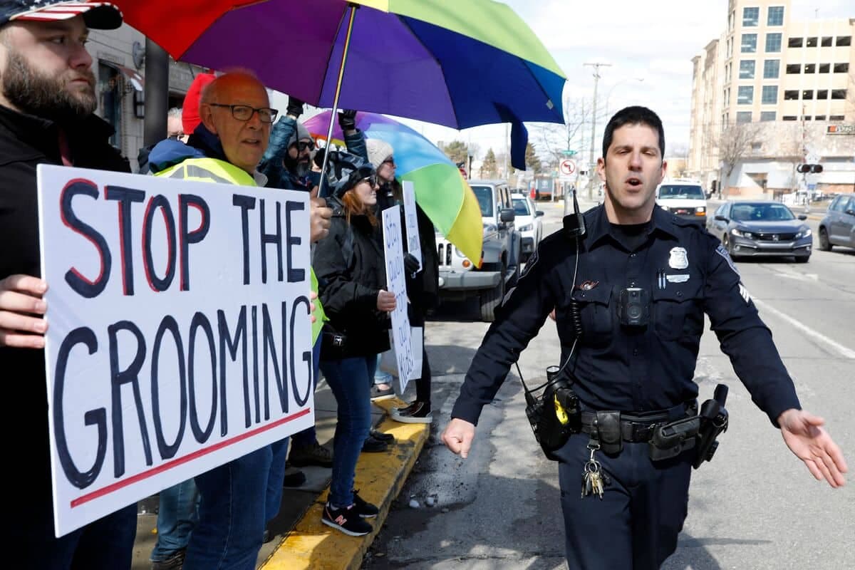 Une manifestation anti-drag dans le Michigan.