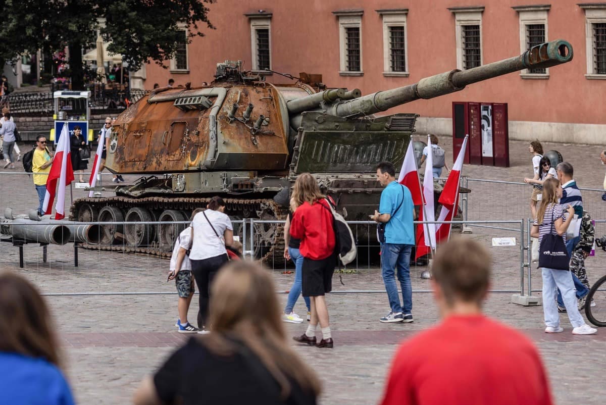 Un des chars russes détruits est exposé à Varsovie, en Pologne.