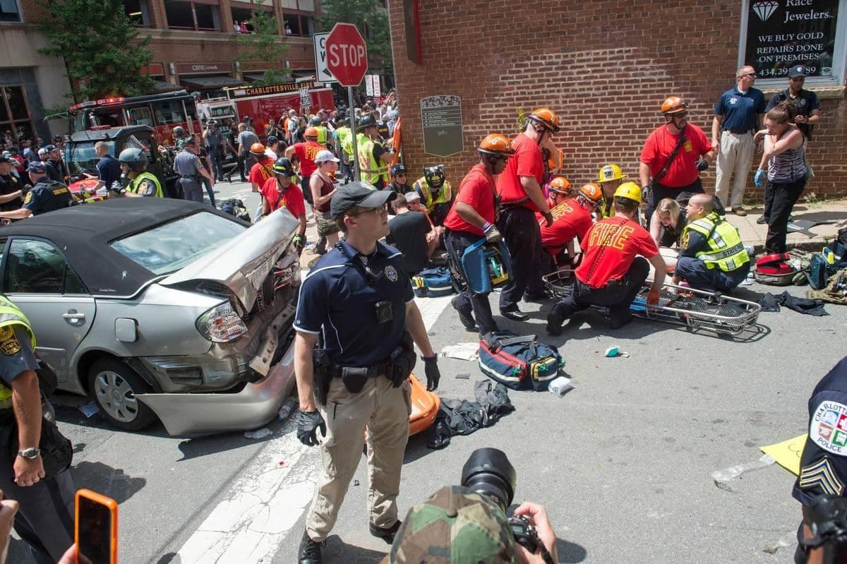 Sur cette image : des secouristes traitent des gens blessés par un véhicule conduit par un sympathisant néonazi lors d’une manifestation à Charlottesville, en Virginie.