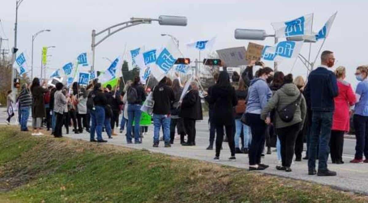 Des infirmières de l’Outaouais sont toujours sous le choc après l’imposition, le mercredi 4 novembre 2020, d’un décret ministériel par les autorités de santé régionales les forçant à travailler à temps plein. Elles étaient plus d’une centaine à manifester, le vendredi 6 novembre 2020, devant les hôpitaux de Hull et de Gatineau contre cette décision prise par le Centre intégré de santé et de services sociaux de l’Outaouais (CISSSO).