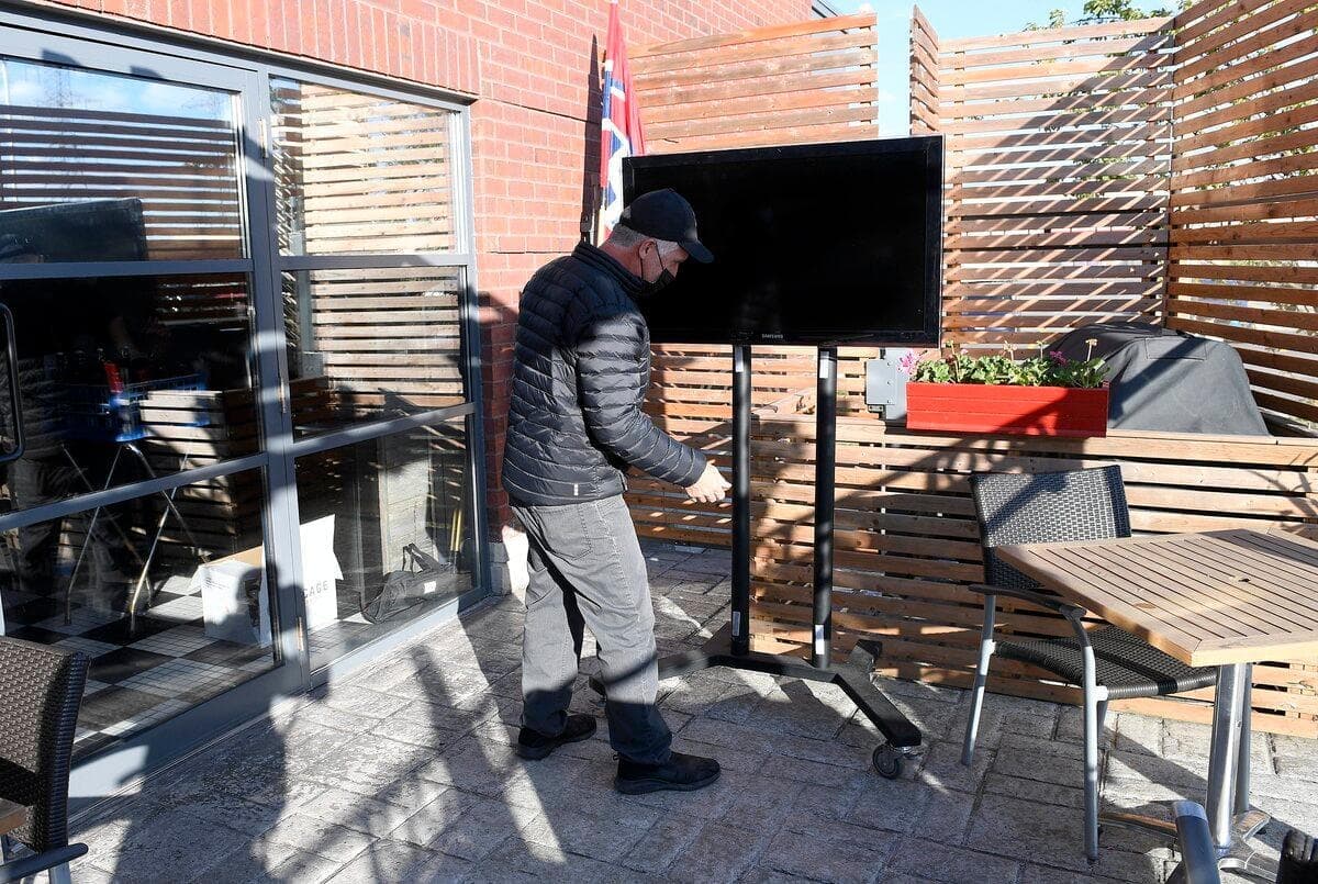 Préparation de la terrace de la Cage aux Sports Lebourneuf pour son ouverture de vendredi a Quebec, jeudi le 27 mai 2021. Le proprio, Phil Laroche installe une tv sur la terrace. STEVENS LEBLANC/JOURNAL DE QUEBEC/AGENCE QMI)
