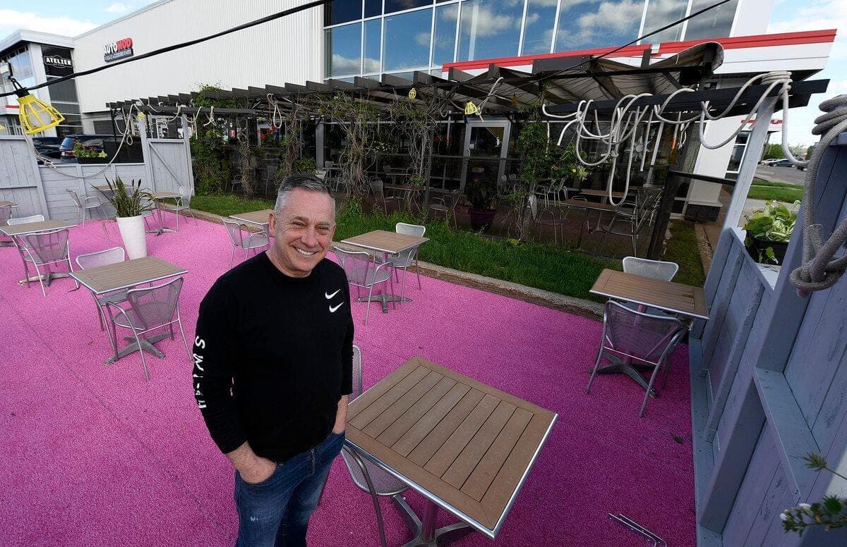 Le restaurant L'Oeuforie de Quebec c'est installé une terrace rose a Quebec, jeudi le 27 mai 2021. Le copropriétaire, Arthur Joncas. STEVENS LEBLANC/JOURNAL DE QUEBEC/AGENCE QMI)