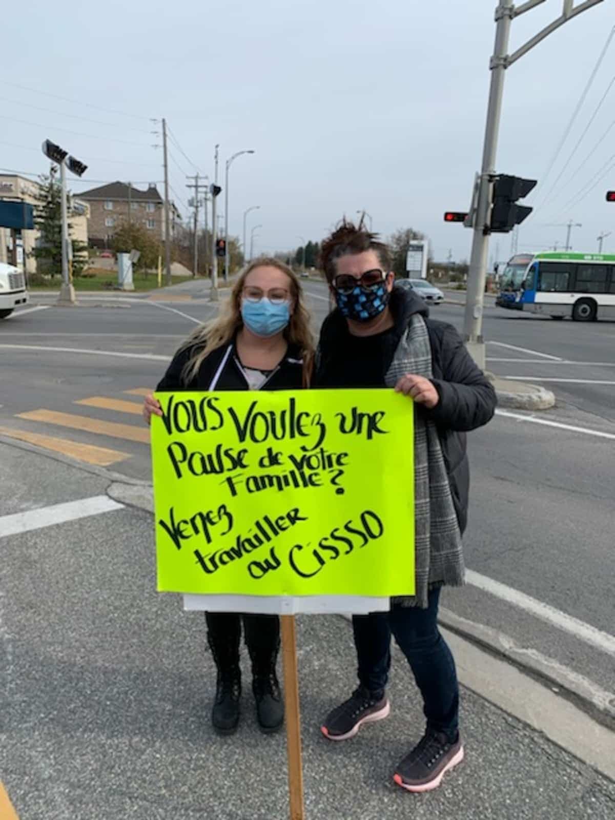 Marie-Ève Delisle (à droite), mère de quatre enfants, s’est fait offrir de démissionner par son gestionnaire.