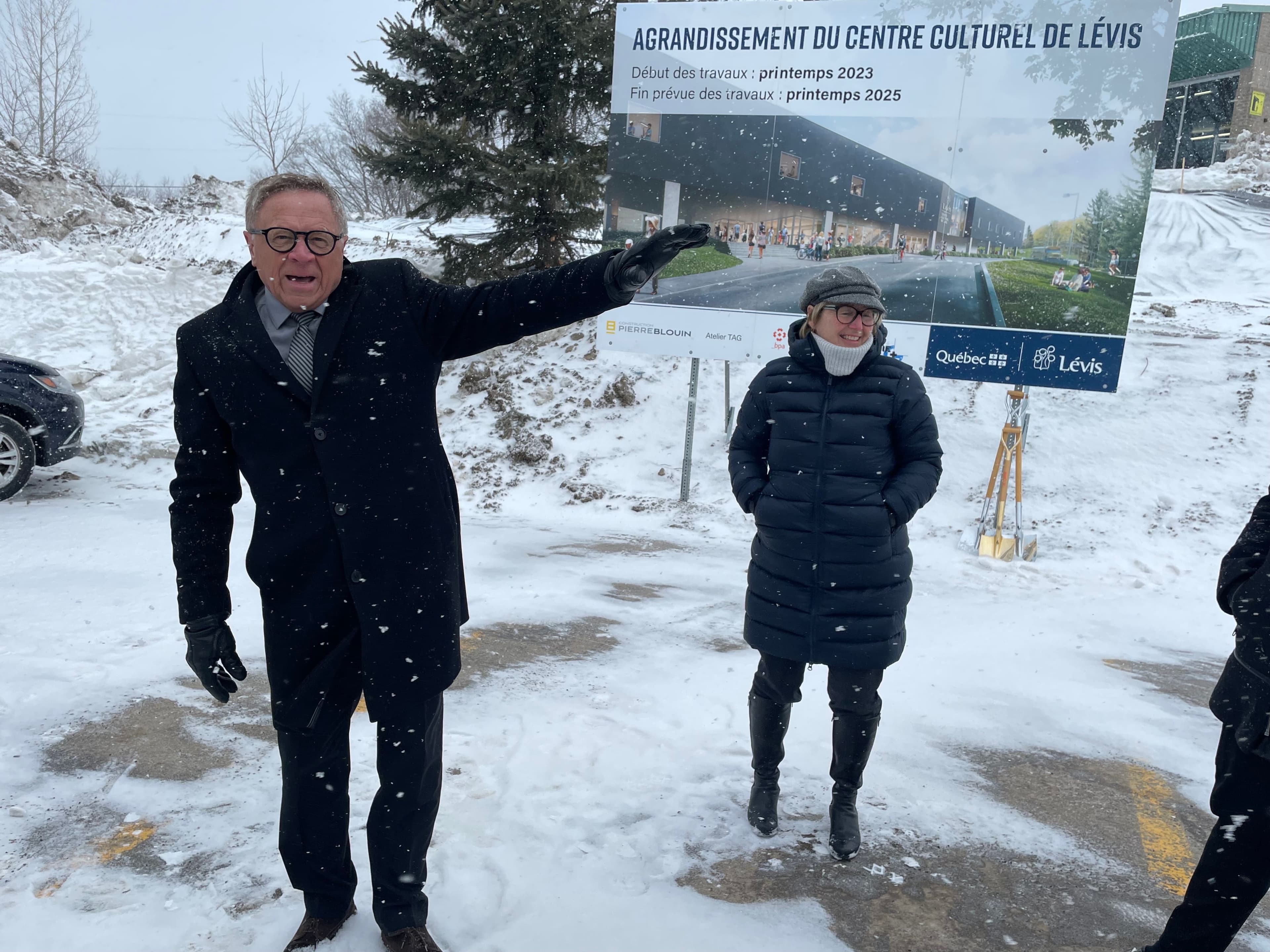 Le maire de Lévis, Gilles Lehouillier, et la conseillère Brigitte Duchesneau ont fait la première pelletée de terre d’un projet de 20 M$ pour l’agrandissement du Centre culturel de Lévis, qui regroupera plusieurs locaux de danse.