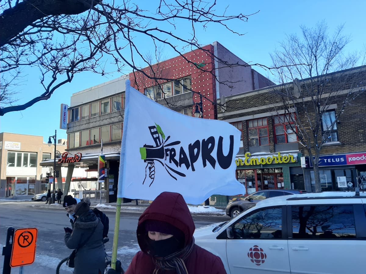 Des militants du FRAPRU pour la création de logements sociaux ont installés des affiches, en janvier 2021.