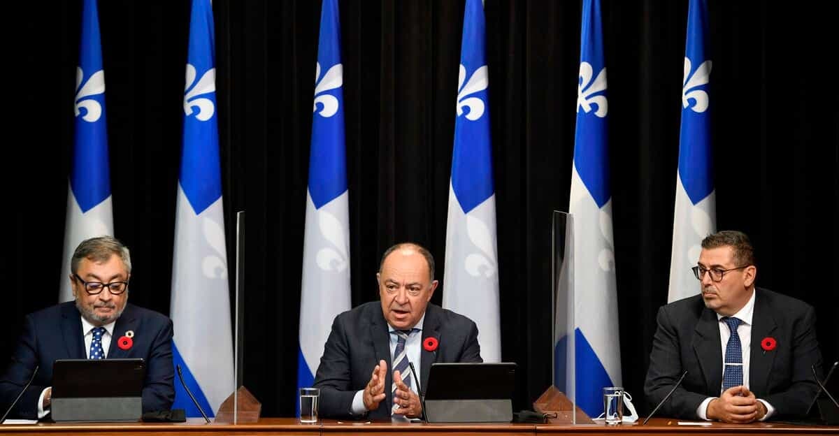 Le ministre de la Santé, Christian Dubé, a affirmé mardi en conférence de presse à Québec, que la protection vaccinale tend à diminuer chez les personnes de 80 ans et plus, d’où une troisième dose. La mesure a été étendue aux 70 ans et plus.