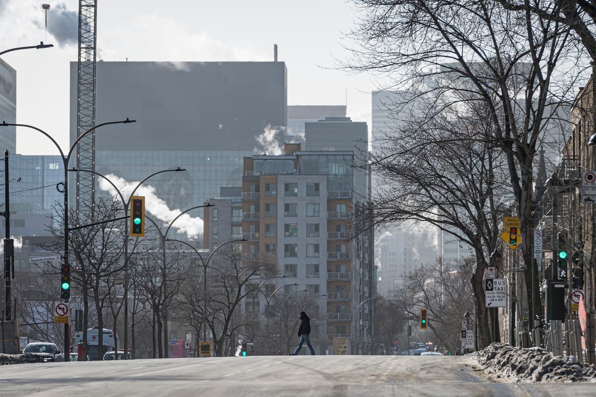 Une personne traverse le boulevard René-Lévesque Est près de Panet alors qu’environnement Canada annonce une température de -22°C avec un refroidissement éolien de moins 32, à Montréal, le mardi 11 janvier 2022. JOEL LEMAY/AGENCE QMI