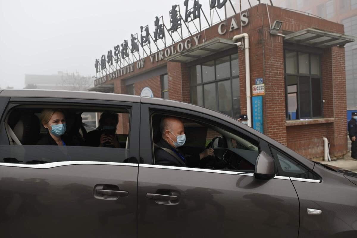 Des experts de l'OMS arrivant à l’Institut de virologie de Wuhan, le 2 février 2021