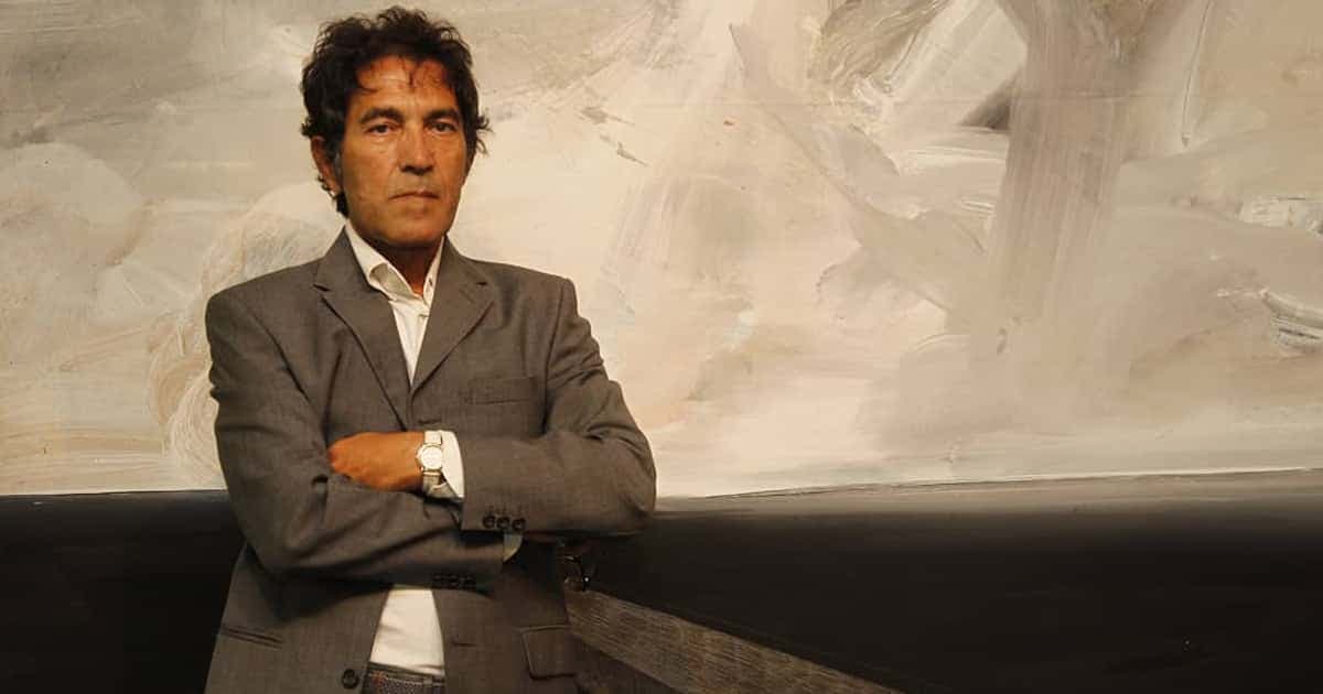 L'artiste Salvatore Garau. Puisque cela peut porter à confusion, nous aimerions préciser que son oeuvre invisible ne l'accompagne PAS sur cette photo.