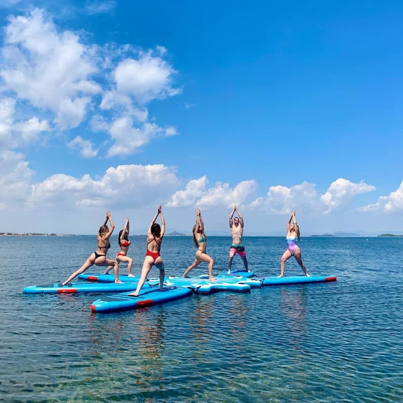 5 positions de yoga à faire sur un SUP