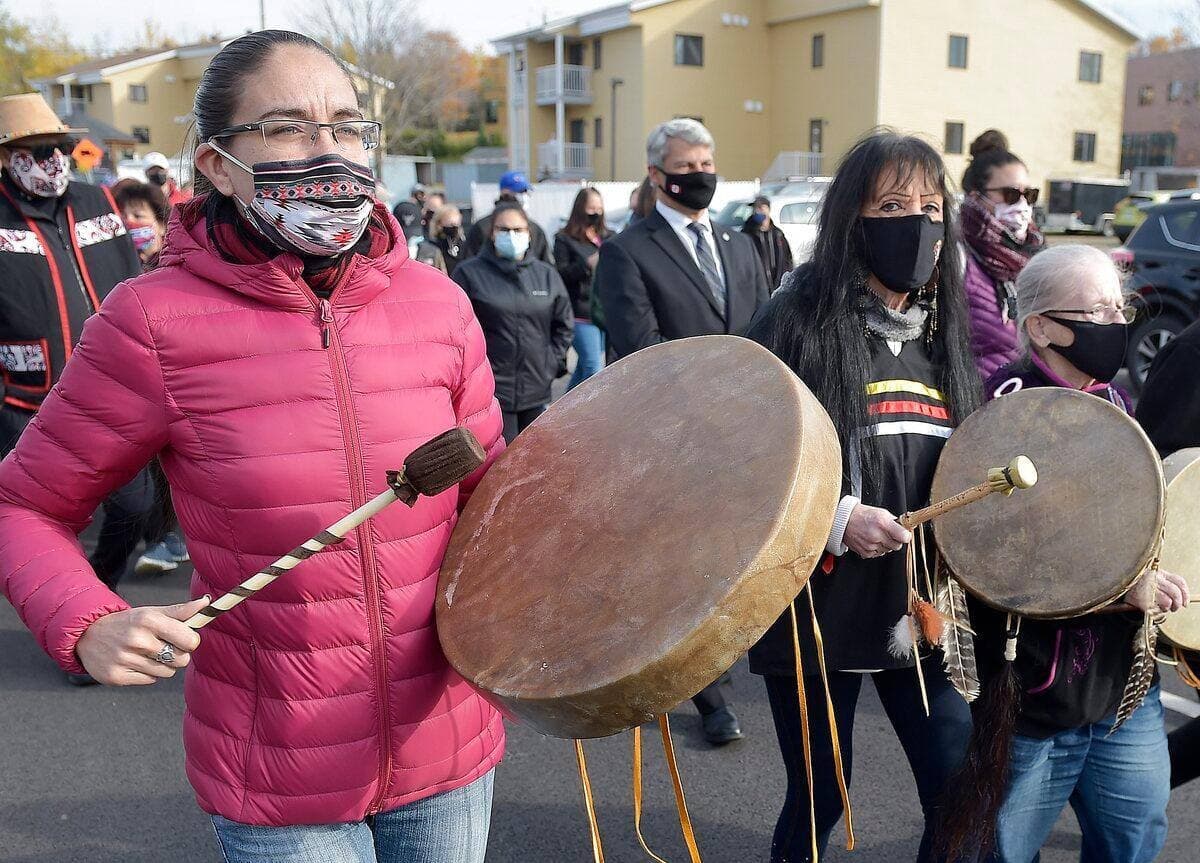 L’éducatrice des deux garçons assassinés, Danielle Gros-Louis (2e à partir de la gauche) est inconsolable depuis l’annonce de leur mort.