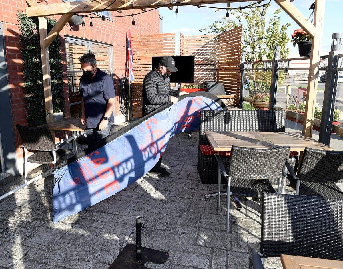 Préparation de la terrace de la Cage aux Sports Lebourneuf pour son ouverture de vendredi a Quebec, jeudi le 27 mai 2021. Christian Guenette, directeur et Phil Laroche. STEVENS LEBLANC/JOURNAL DE QUEBEC/AGENCE QMI)
