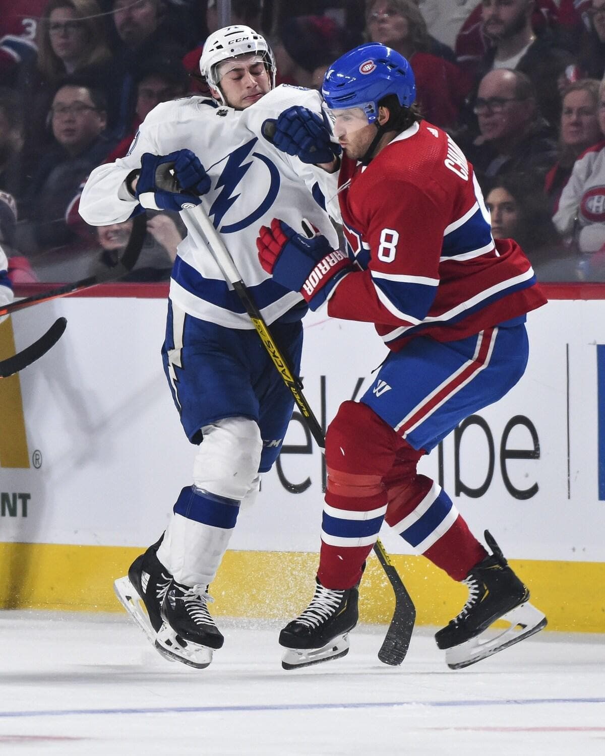 Anthony Cirelli et Ben Chiarot lors d'une rencontre le 2 janvier 2020.