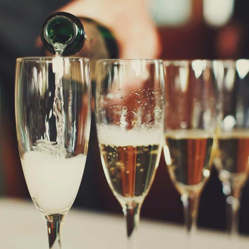 Comment servir le champagne ou le vin mousseux?