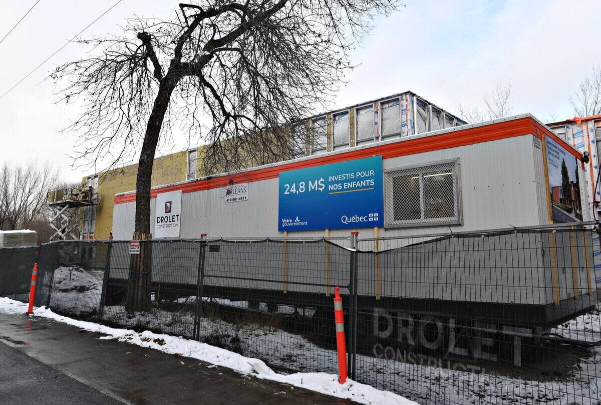 Les chantiers de construction et d’agrandissement d’écoles, comme celui en cours à l'école primaire Saint-Paul-Apôtre à Québec, se feront plus rares dans les prochaines années, puisque Québec a autorisé seulement trois constructions et quatre agrandissements d'école pour l'ensemble du réseau scolaire public cette année, une diminution importante comparé aux années précédentes.
JOURNAL DE QUEBEC/AGENCE QMI)